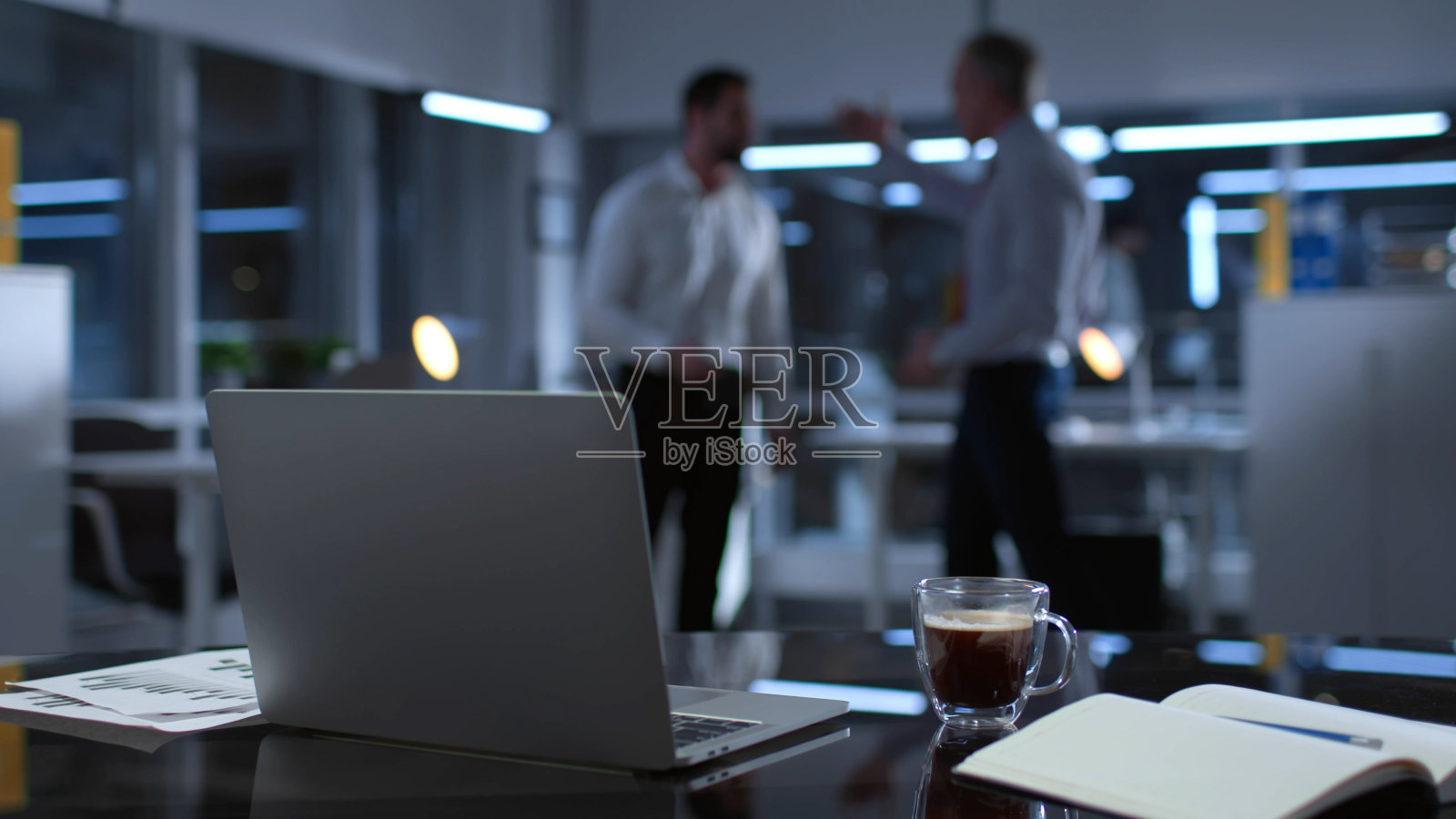 商业伙伴深夜在办公室争吵的模糊照片照片摄影图片