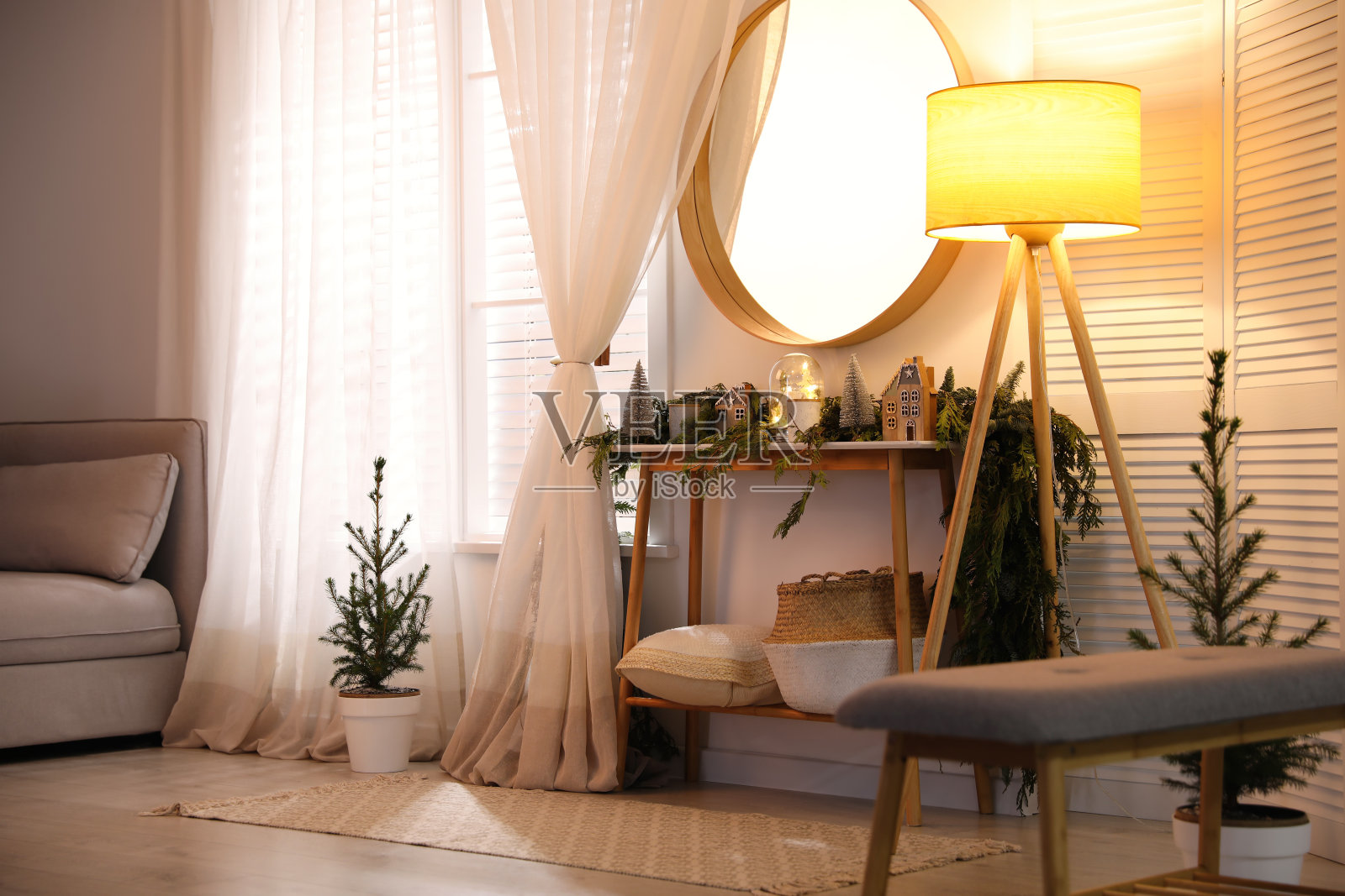 时尚的房间内饰有镜子和木制控制台桌旁的墙壁照片摄影图片