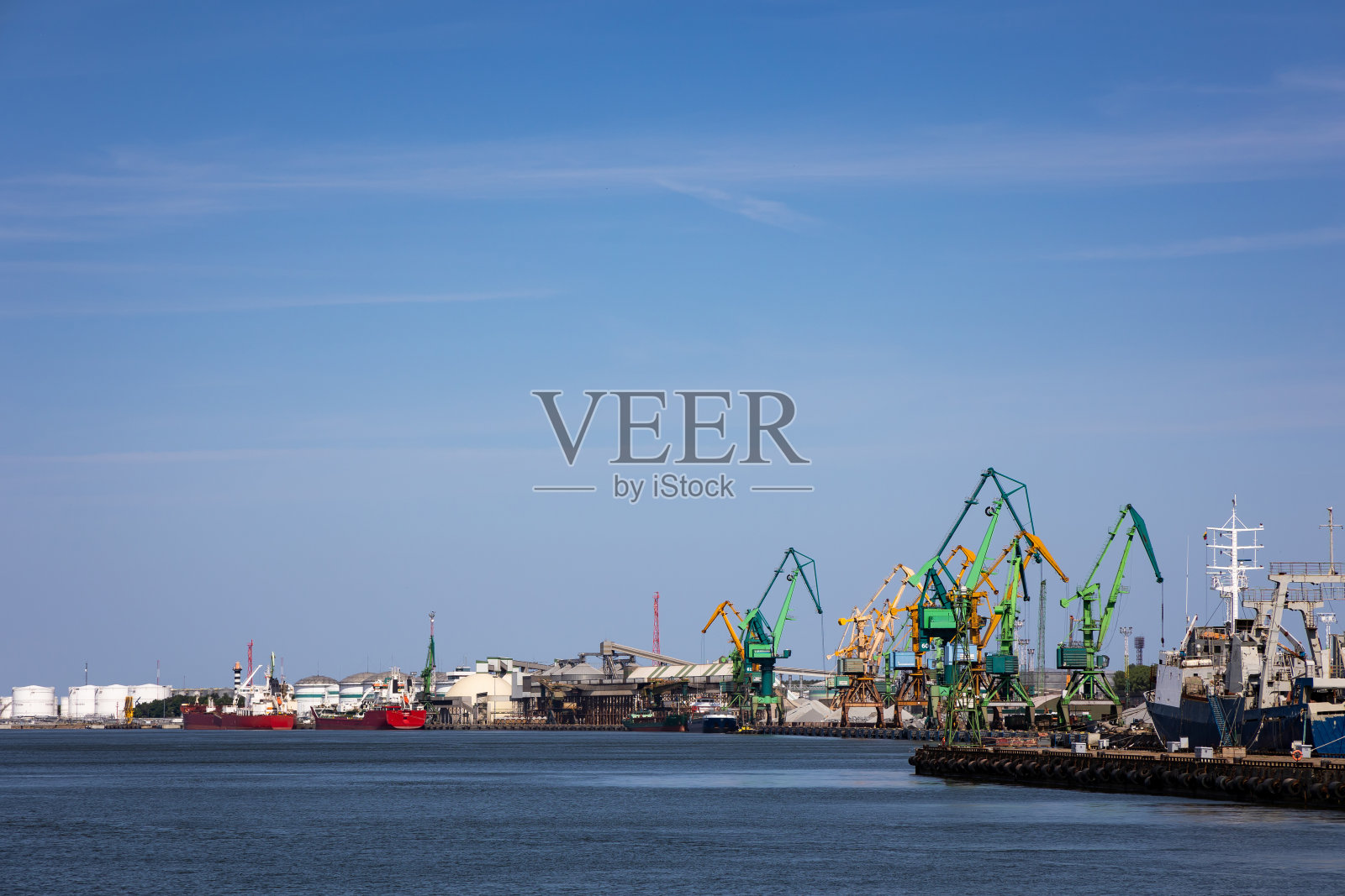 码头上有许多港口起重机。散装物料处理。照片摄影图片