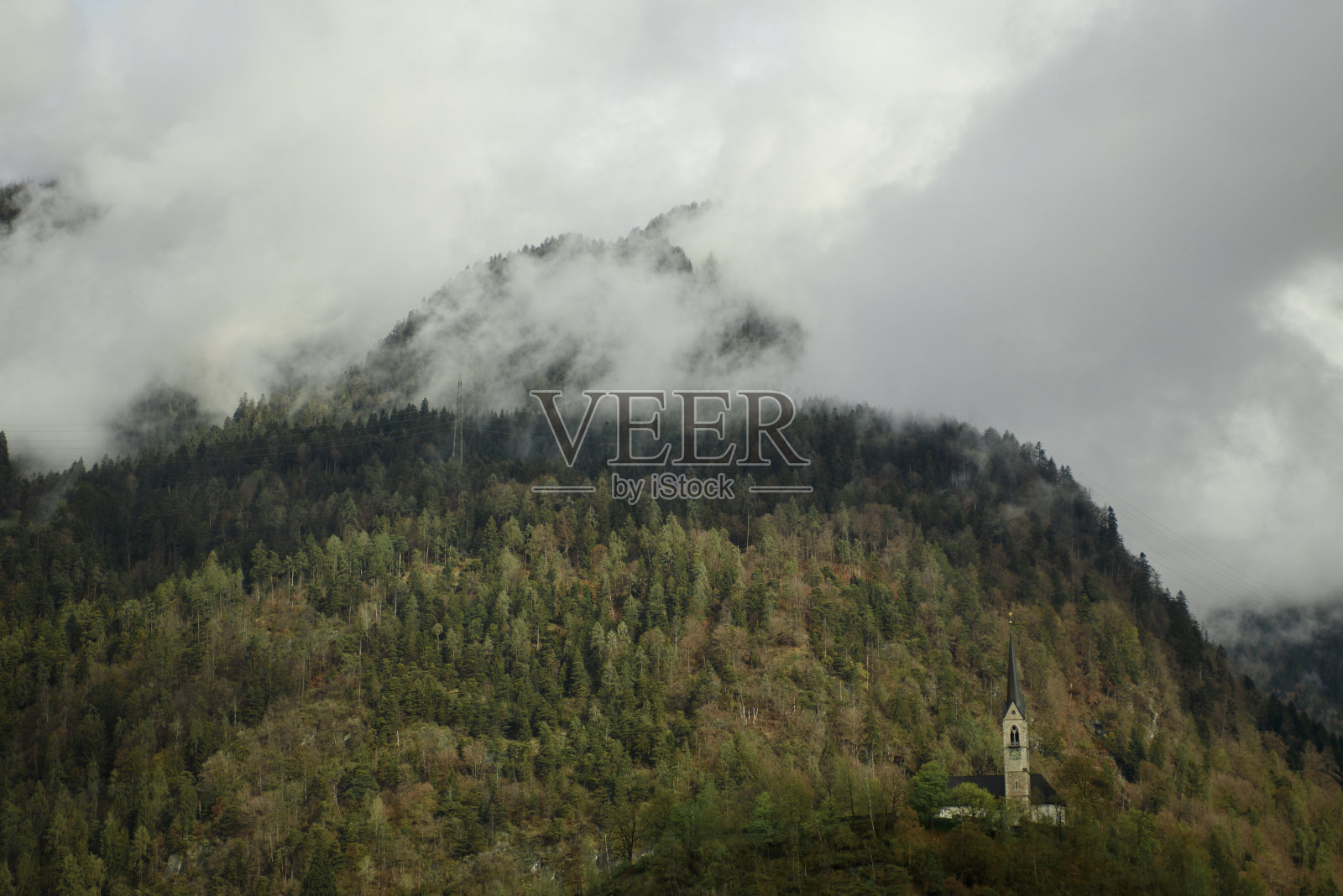 美丽的全景阿尔卑斯山山脉和定居点在瑞士。照片摄影图片