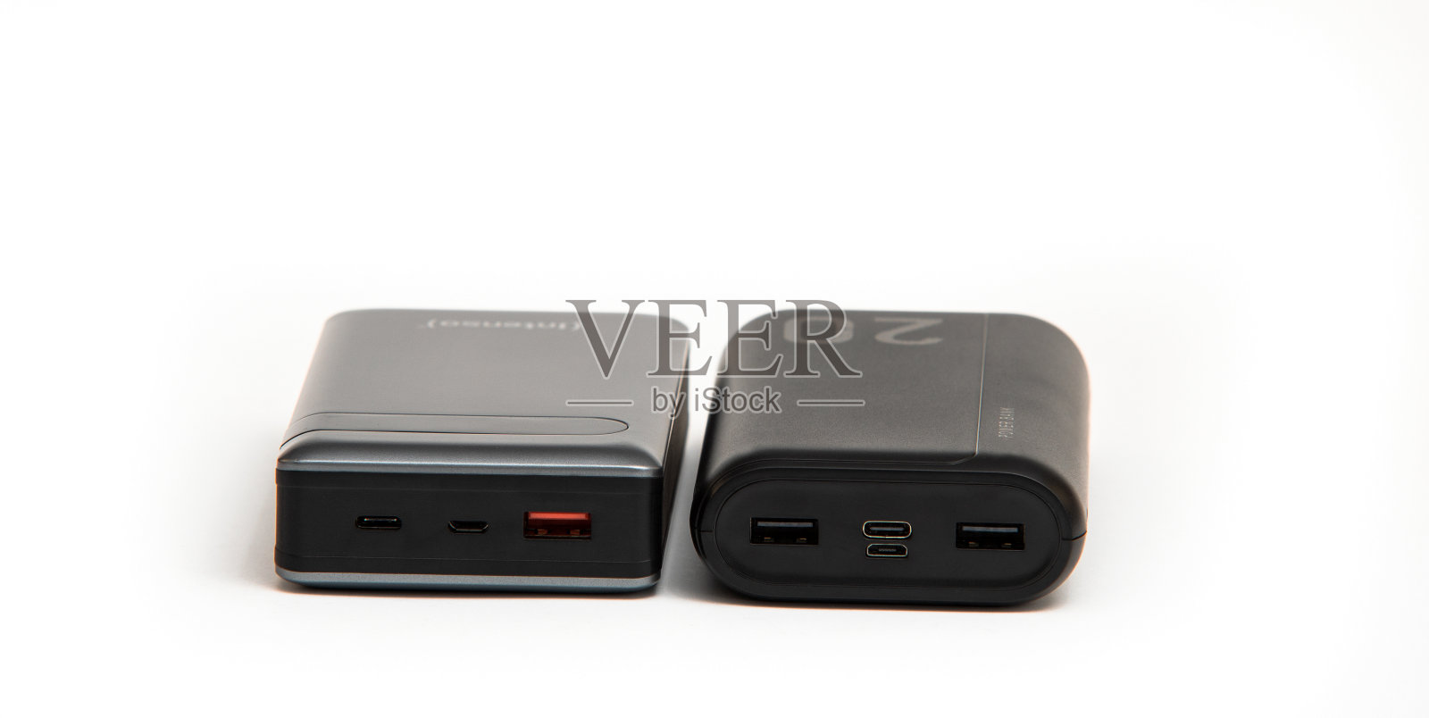 图为两个容量为20,000毫安的强大移动电源。照片摄影图片