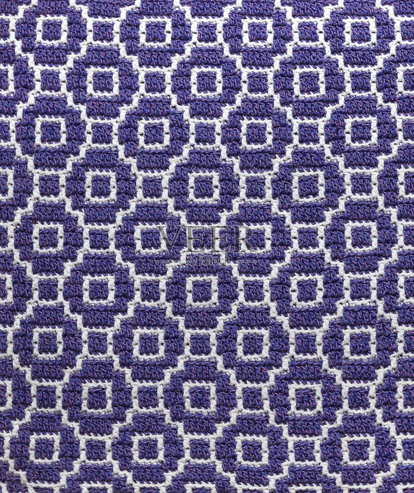 无缝钩针纹理与抽象马赛克图案。蓝白色针织背景。照片摄影图片