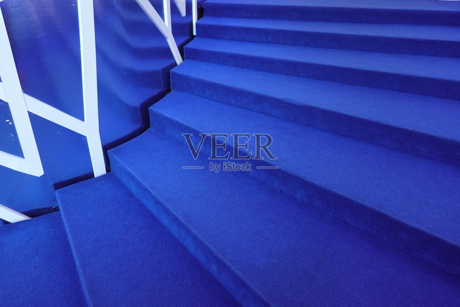 蓝色楼梯木地板纹理。木头的背景照片摄影图片