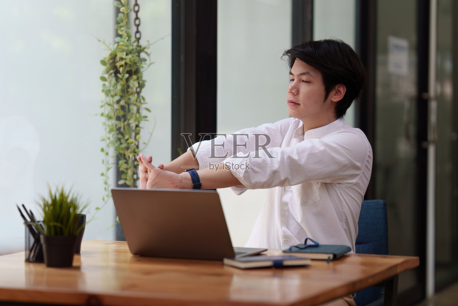 办公室里的商人在椅子上放松。静下心来思考生活品质照片摄影图片