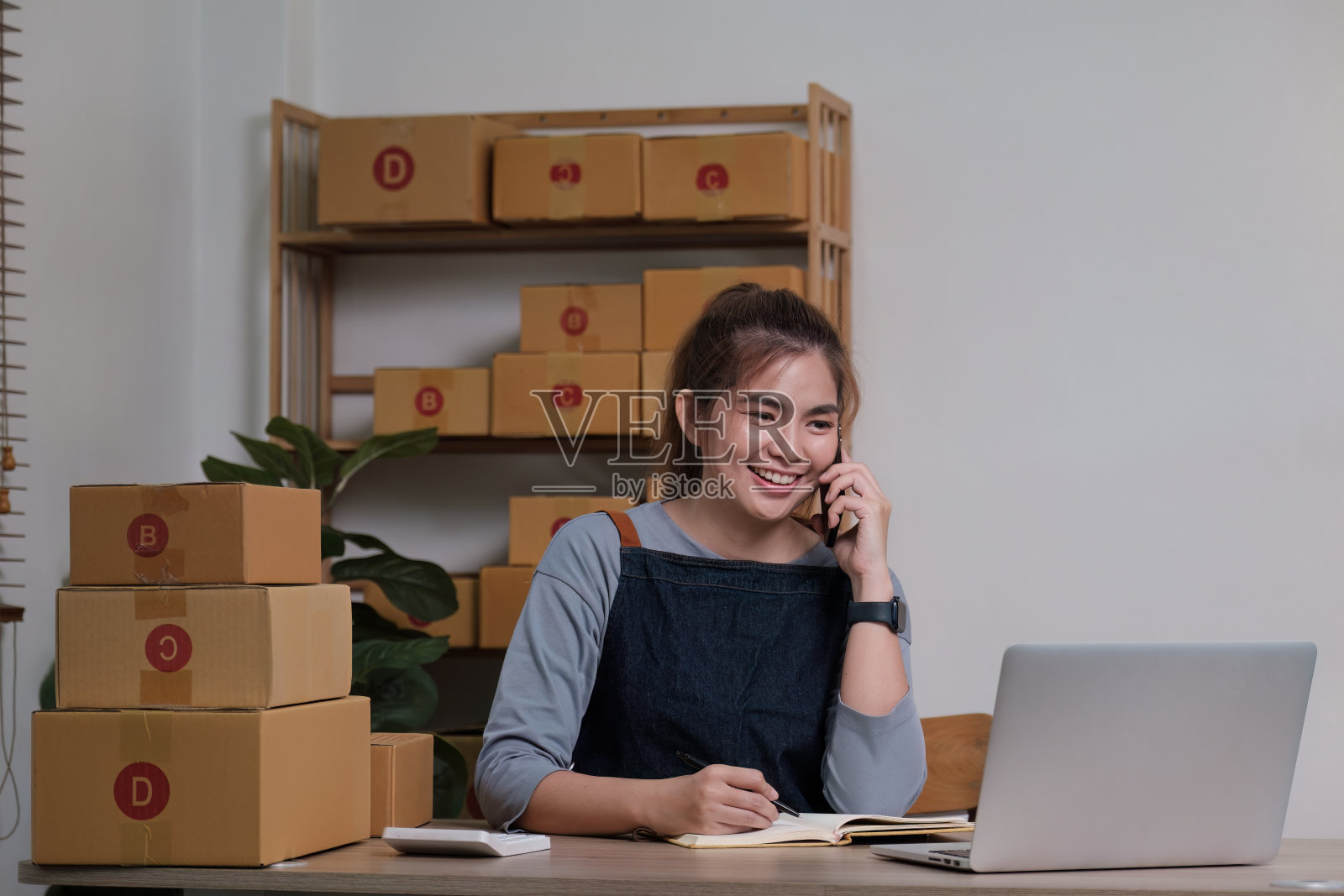 中小型企业自由职业者在家办公。创业和网上中小企业的经营理念照片摄影图片