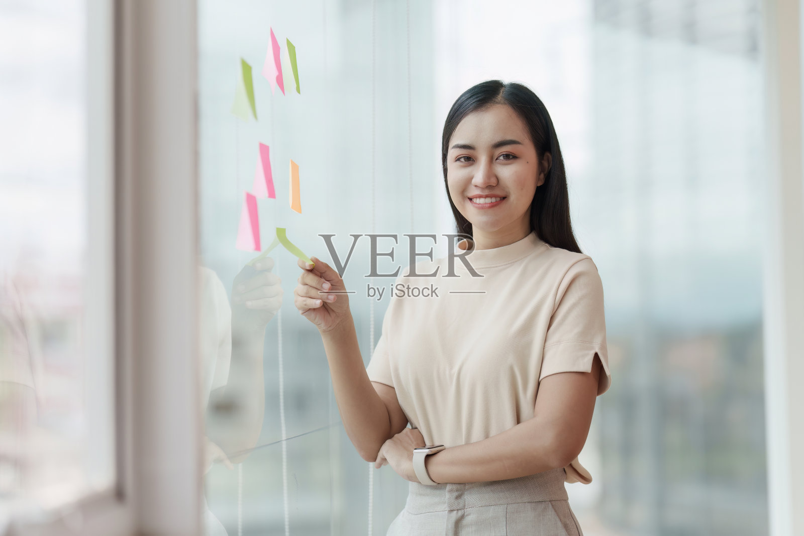 完美的商务人士。年轻漂亮的女商人站在办公室微笑照片摄影图片