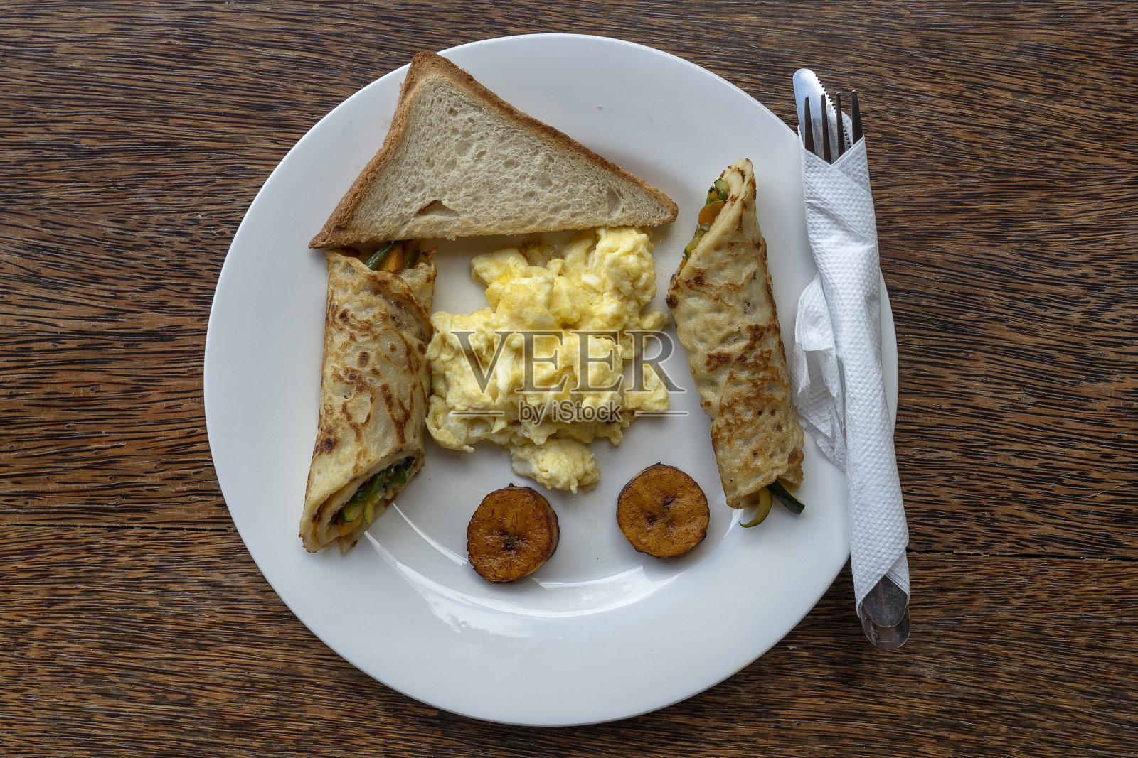 酒店餐厅提供炒鸡蛋和香蕉煎饼的热带早餐照片摄影图片