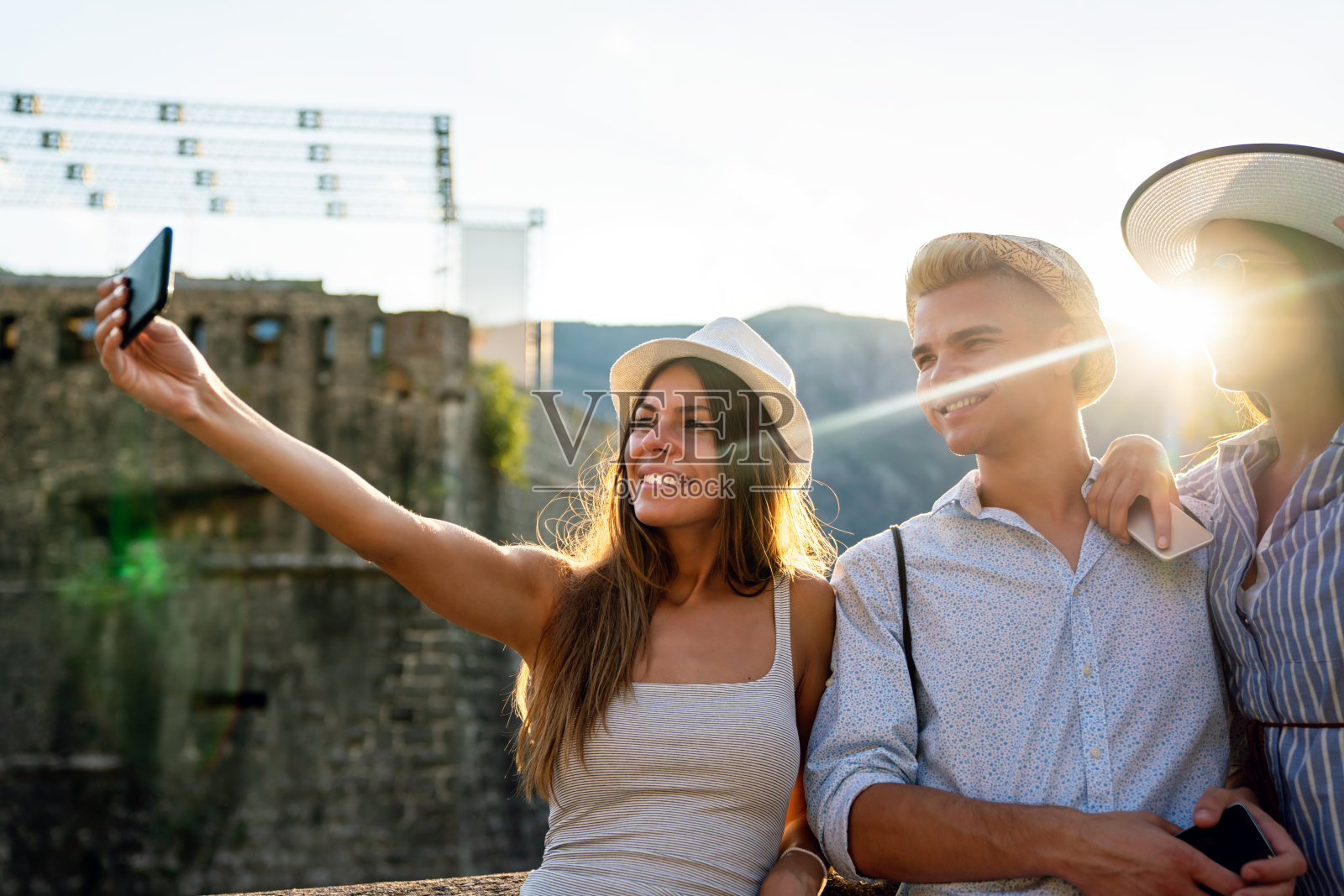 一群快乐的年轻朋友一起享受旅行和暑假照片摄影图片