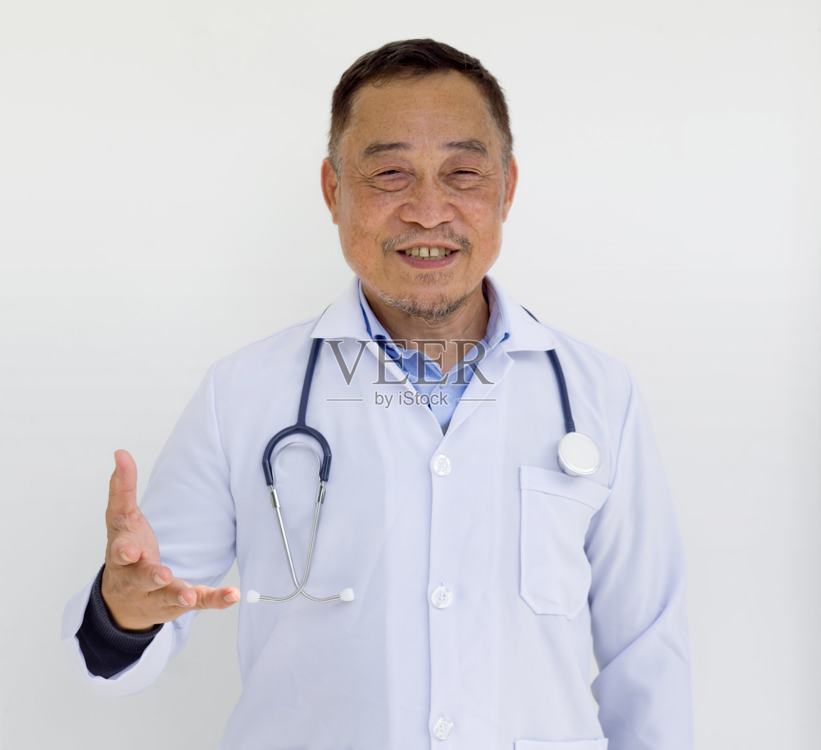 一名穿着职业装、负责任的成年男性,穿着象征医疗领域的白色大褂,通过无线通信与患者进行网络摄像头会议。照片摄影图片