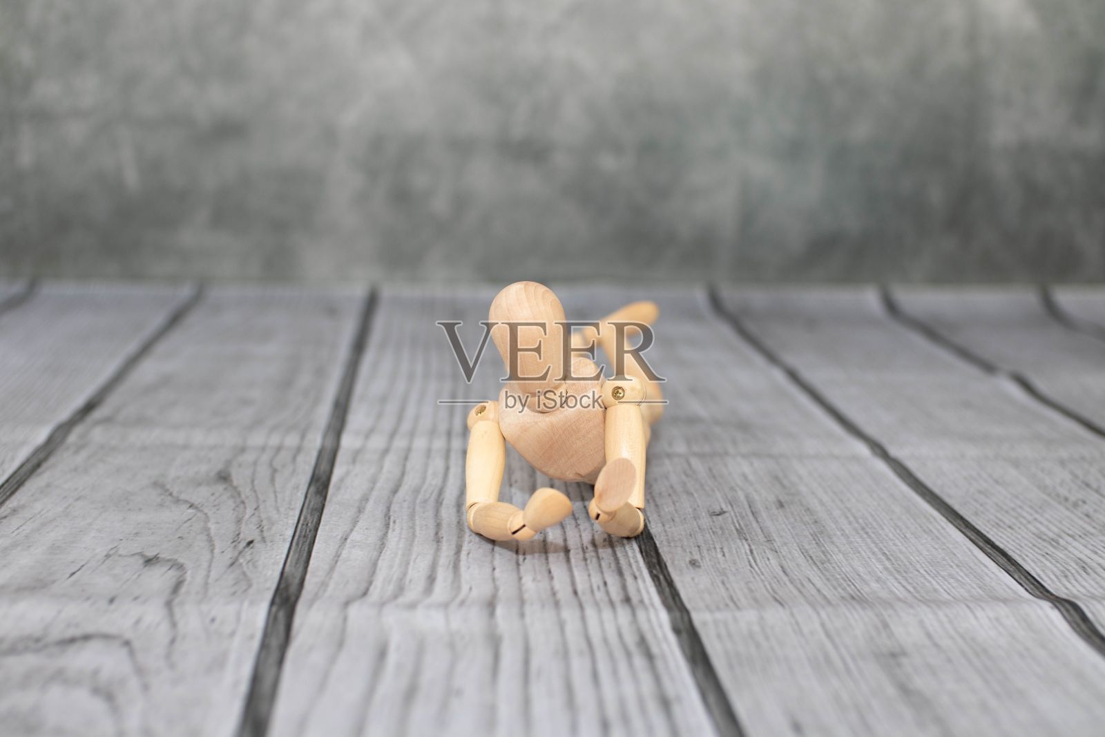 木板表面上的木制插图模型照片摄影图片