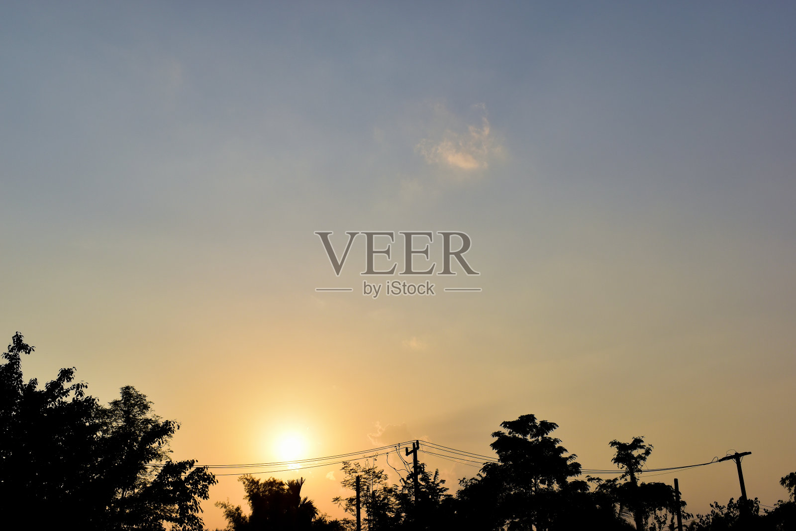 美丽的蓝天和云与金色的光线日出和大树在早晨,自然的背景照片摄影图片