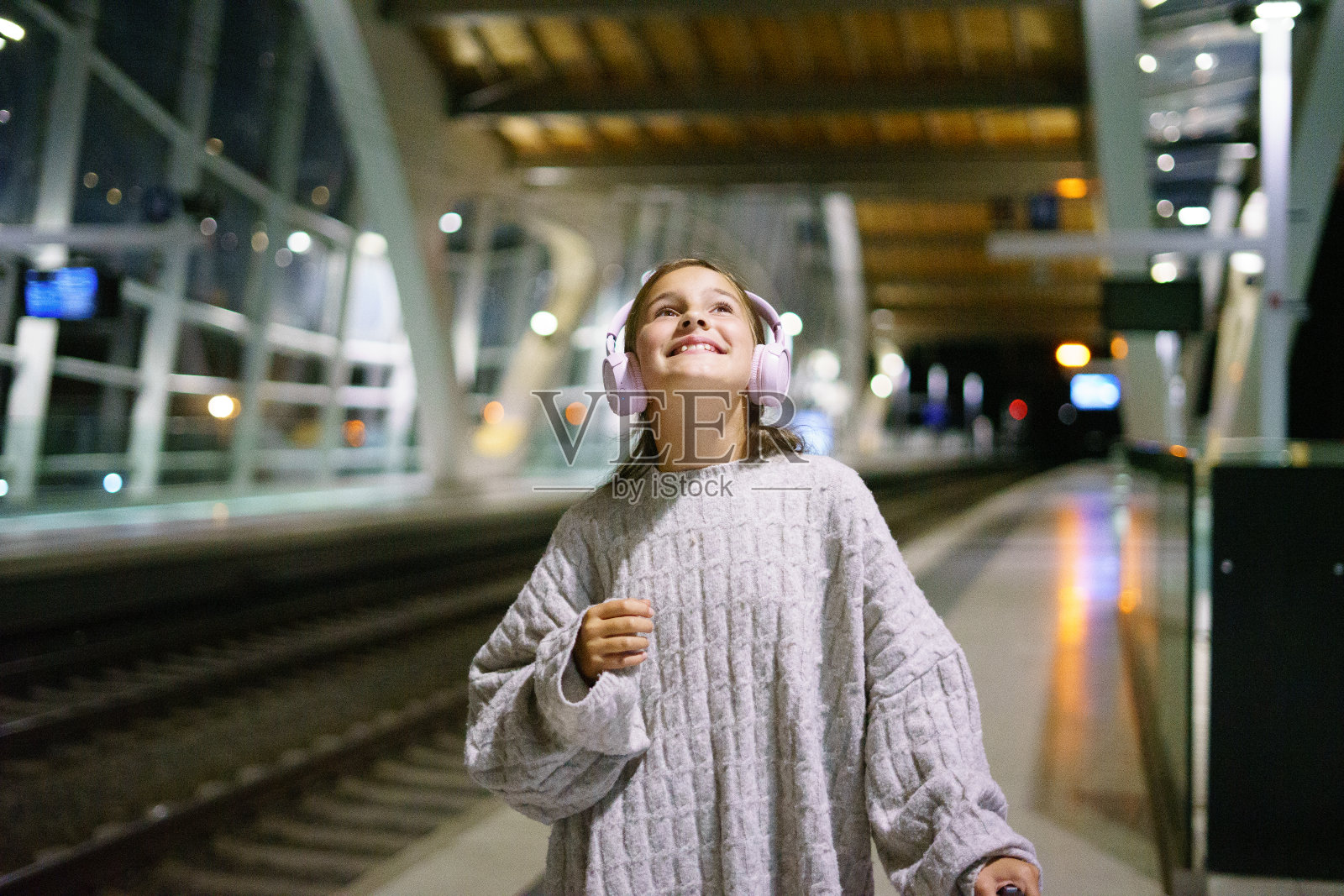 迷人的小女孩游客晚上在车站等火车照片摄影图片