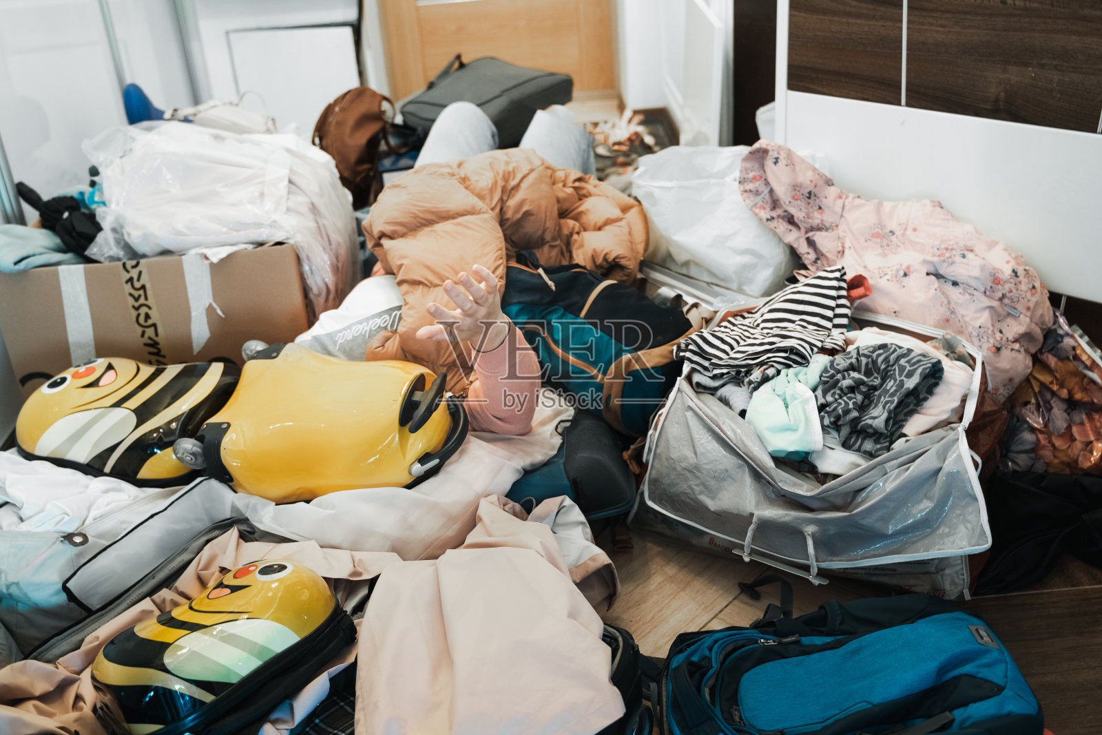 艰难的家庭旅行准备。搬家,打包,拆包很多东西,衣服,行李箱,家里的行李。很多包、bags.Mess障碍。假期旅行旅行的聚会照片摄影图片