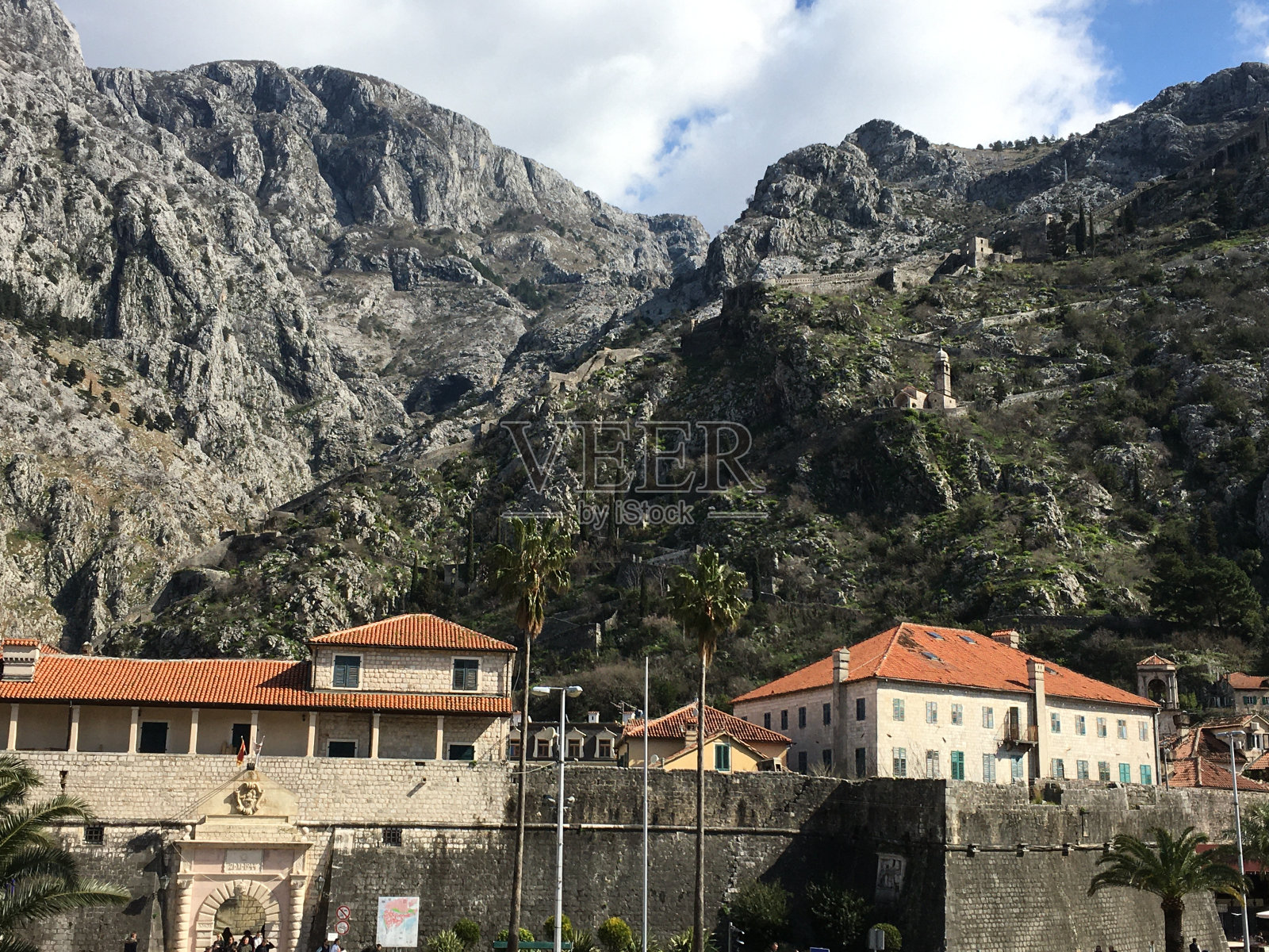 在黑山,以山为背景的科托尔要塞照片摄影图片
