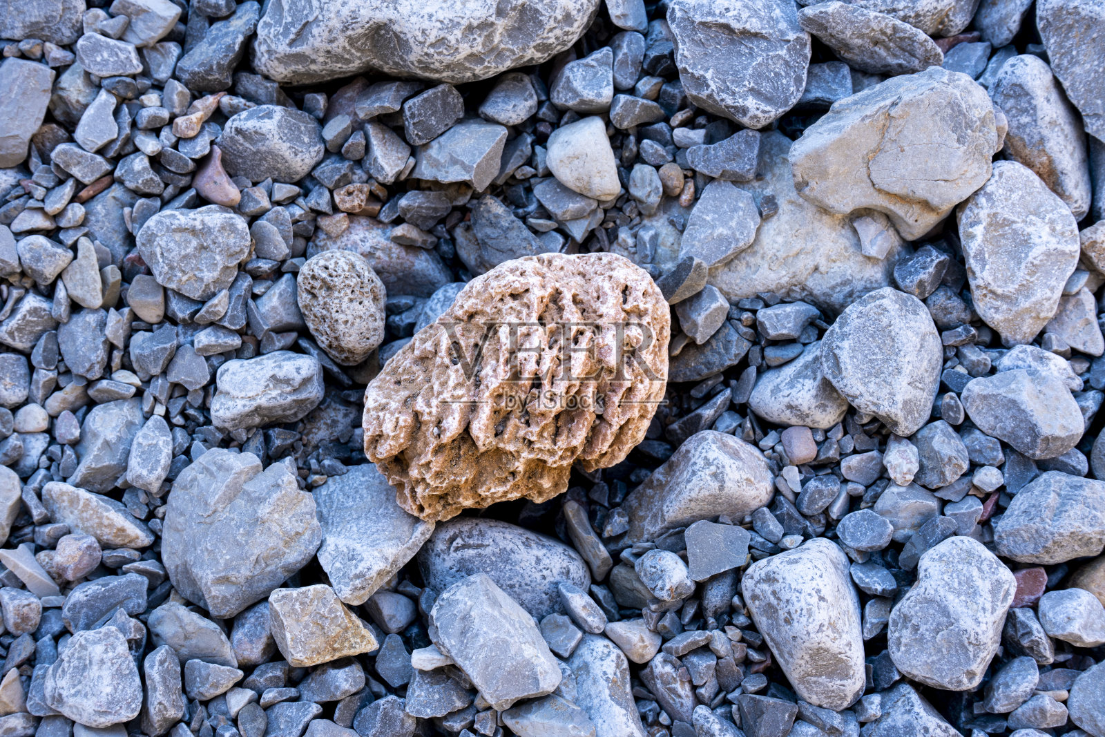 在不同岩石中突出的异形岩石照片摄影图片