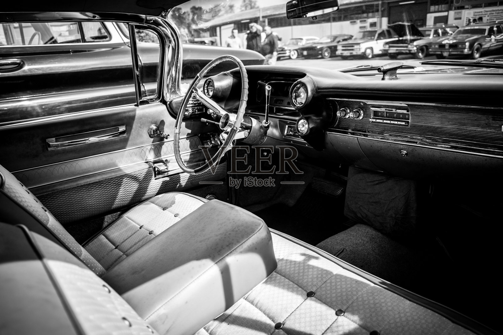 一个穿着黑白衣服的美国肌肉车照片摄影图片