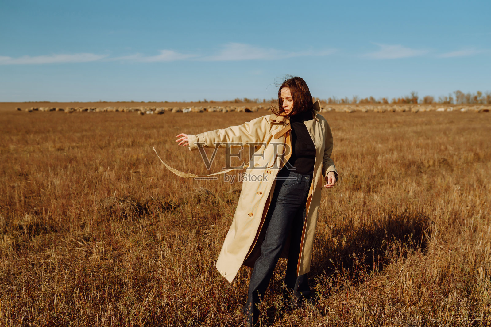 时尚的女人喜欢大自然。时尚风格照片摄影图片