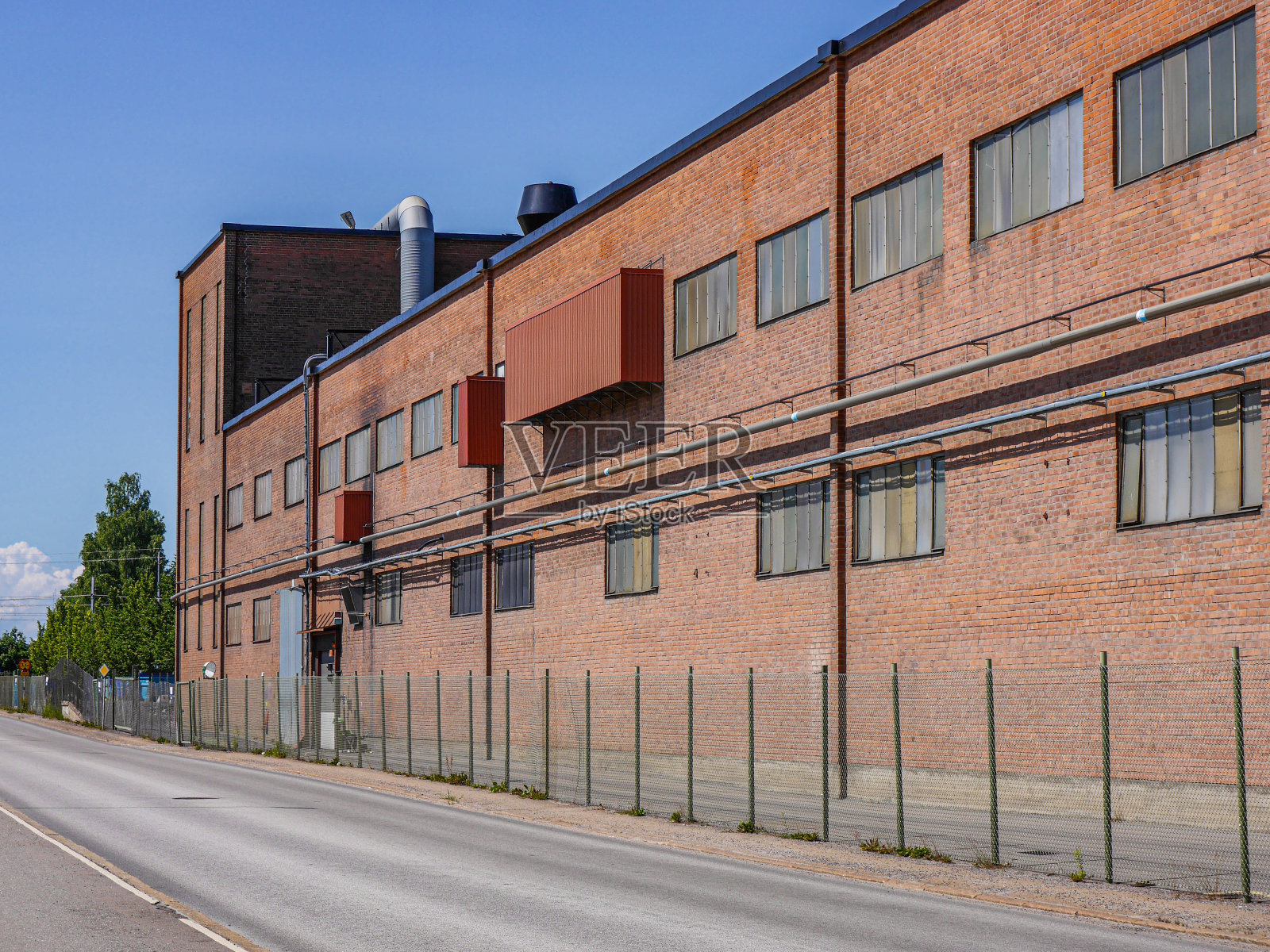 公路旁工业建筑的低角度视图照片摄影图片