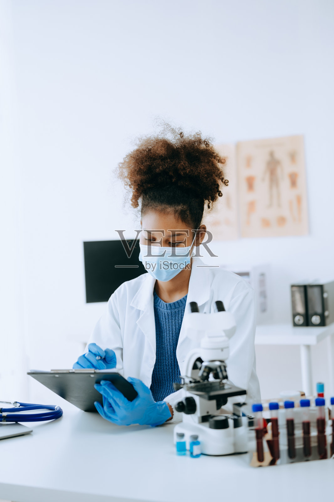 现代医学研究实验室。非洲女科学家在医学高级科学化学实验室用微移液分析生化样品。照片摄影图片