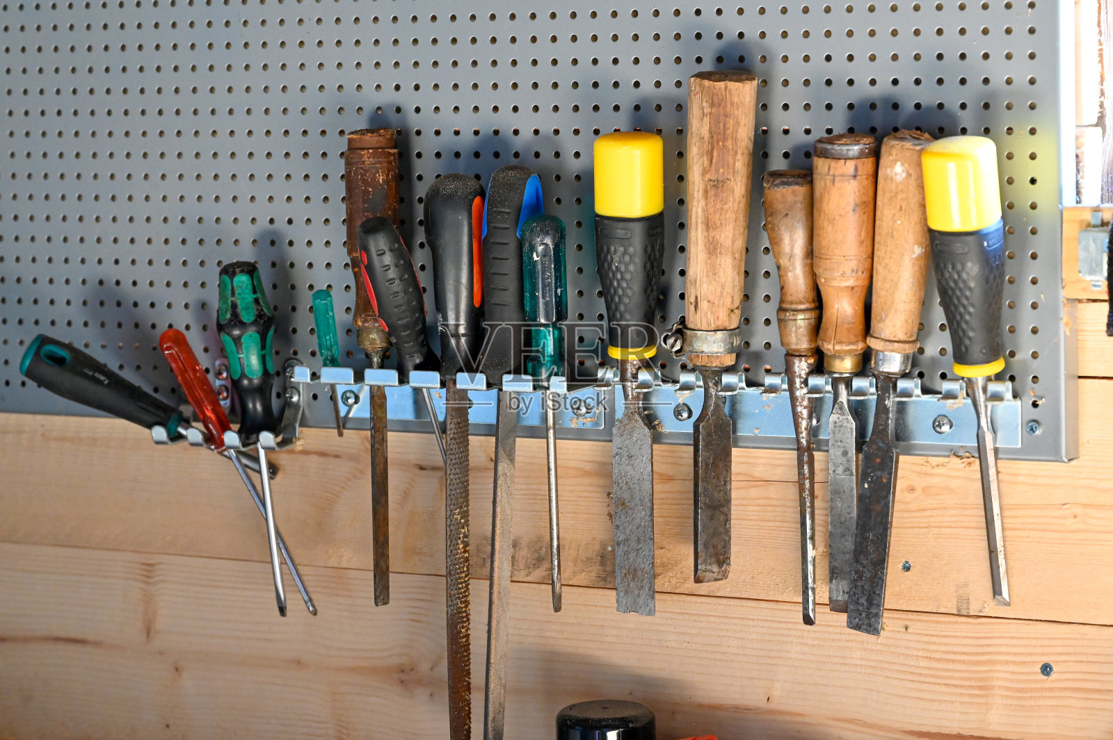 工具板与凿子和螺丝刀在车间照片摄影图片