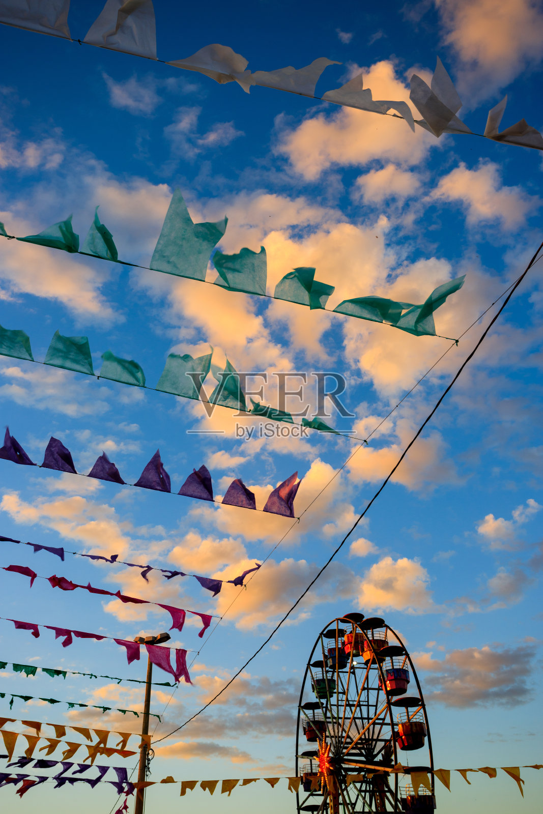 摩天轮和彩旗照片摄影图片
