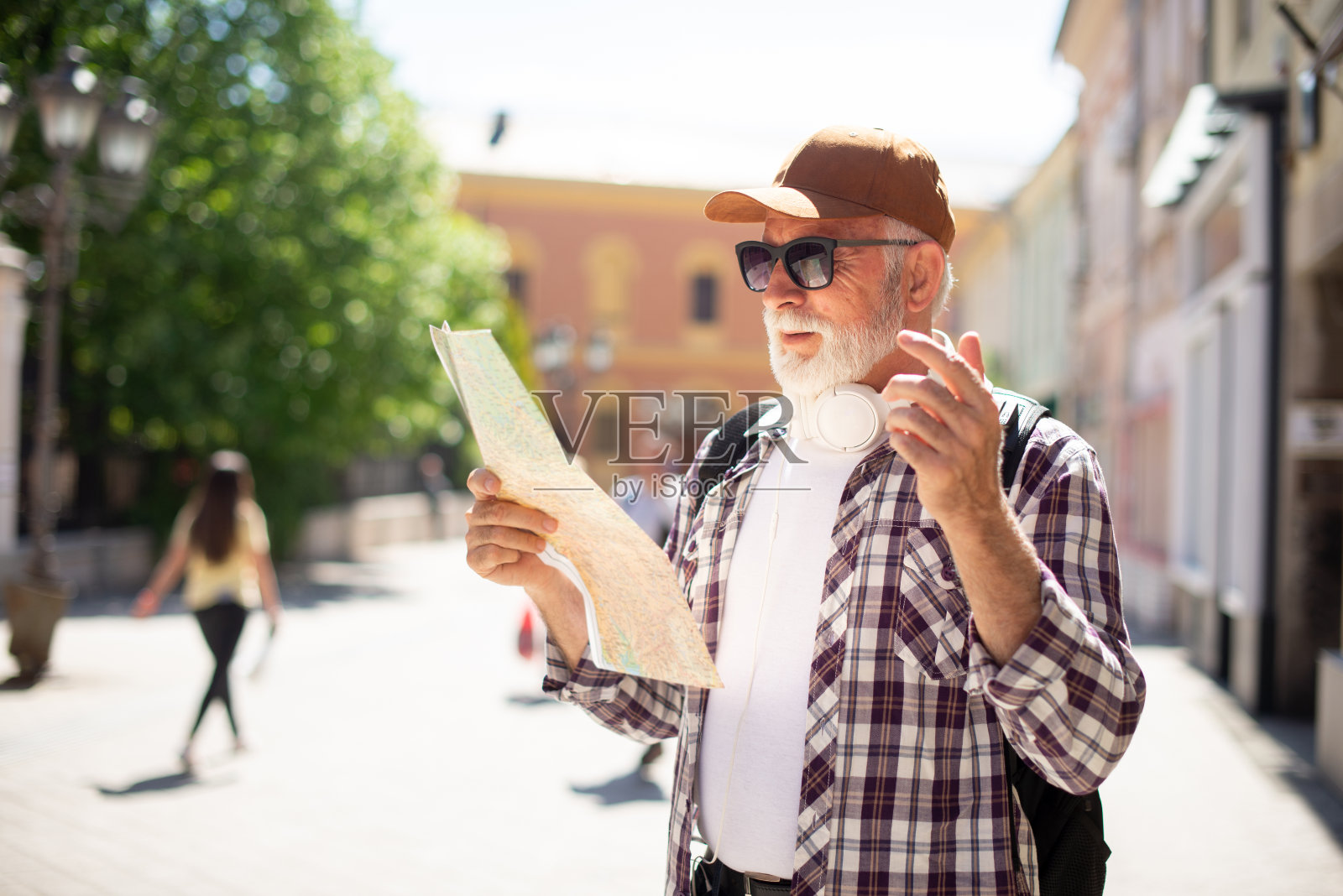 一个年老的人在旅途中照片摄影图片