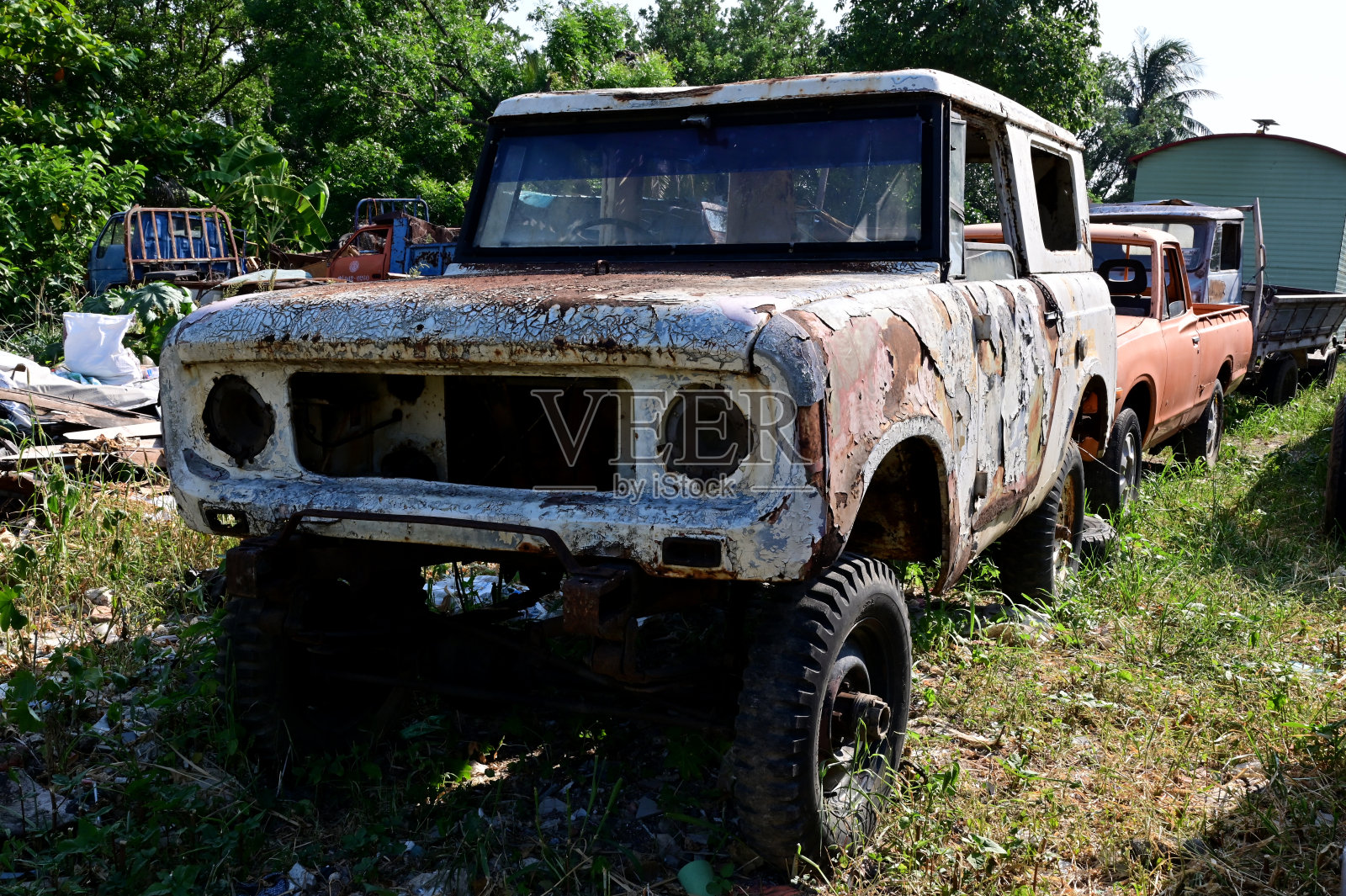 泰国曼谷- 2023年7月20日:在泰国的车库里(旧车公墓)停放了很长一段时间的旧车。照片摄影图片