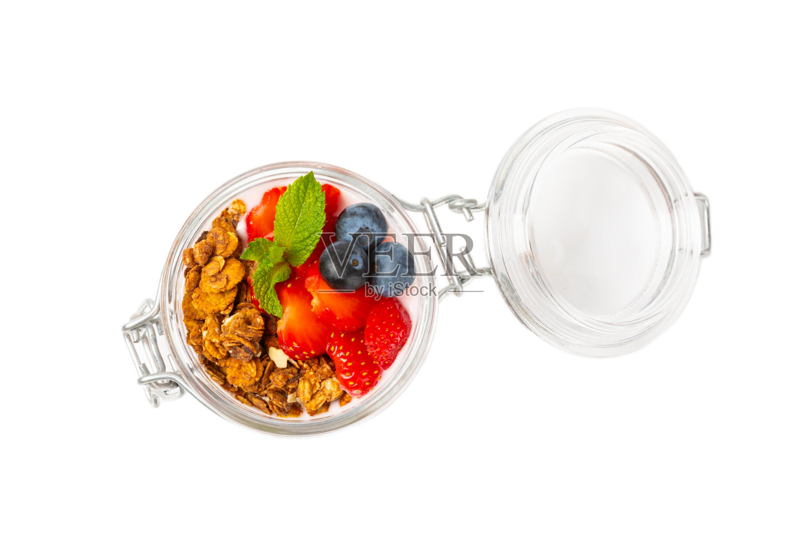 一碗格兰诺拉麦片配上酸奶和新鲜的杏仁、蓝莓、覆盆子、桃子和草莓,背景是白色的。健康食品。平衡的早餐。照片摄影图片