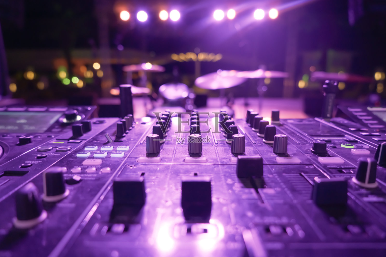 夜总会的音乐控制器DJ混音机。照片摄影图片