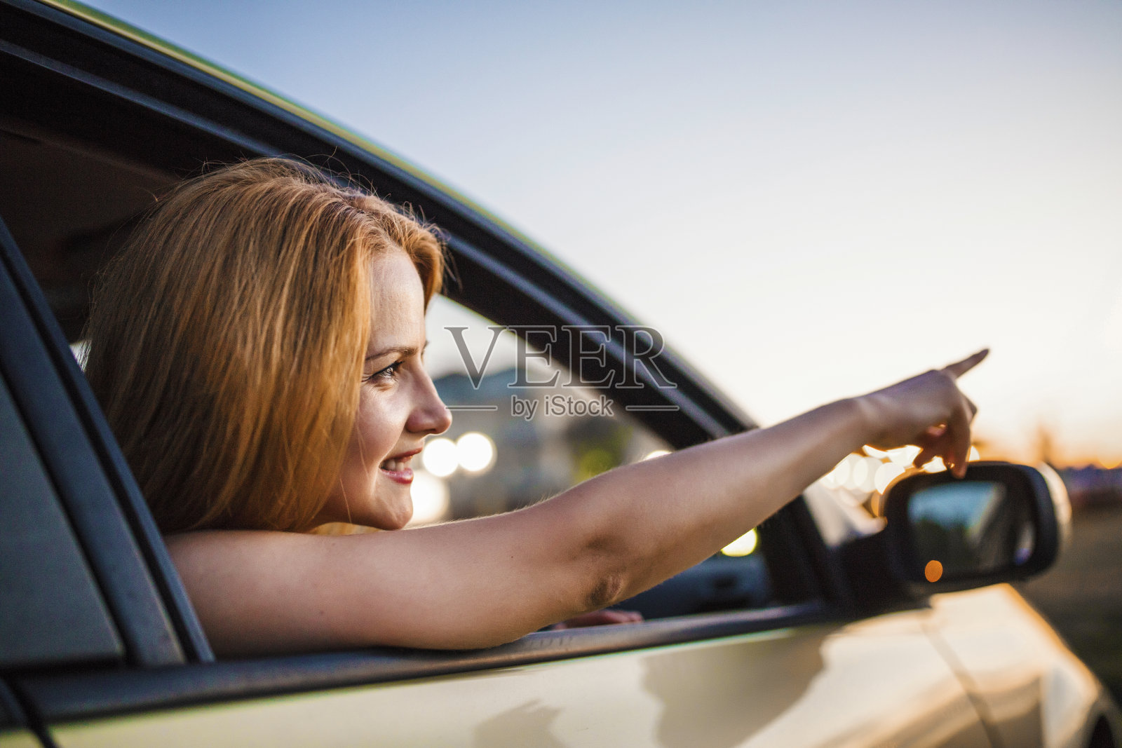 微笑的女人透过车窗观光照片摄影图片