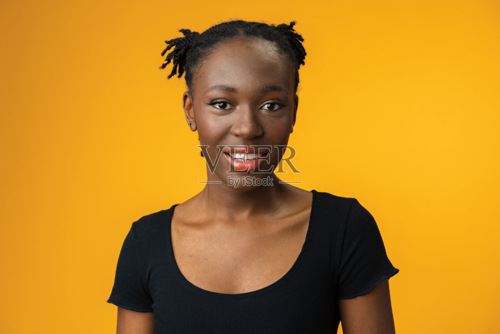 美丽的肖像积极的非洲裔美国妇女在黄色的工作室照片摄影图片