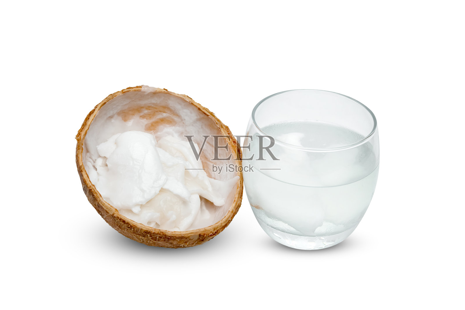 椰子片和果汁在玻璃杯隔离在白色背景,包括剪辑路径照片摄影图片