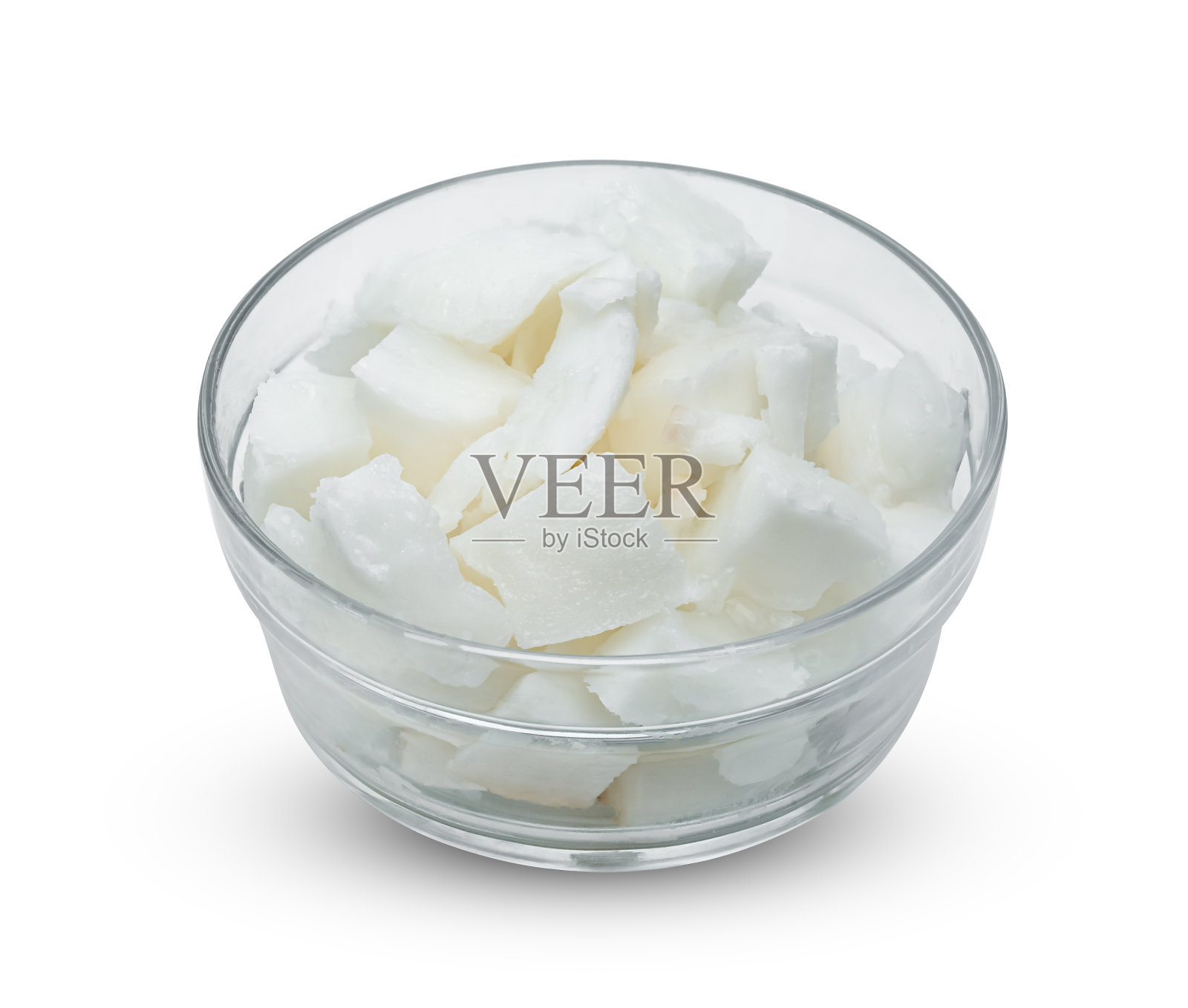 椰奶热带水果或蓬松的椰子切碎在玻璃碗孤立的白色背景,包括剪辑路径照片摄影图片