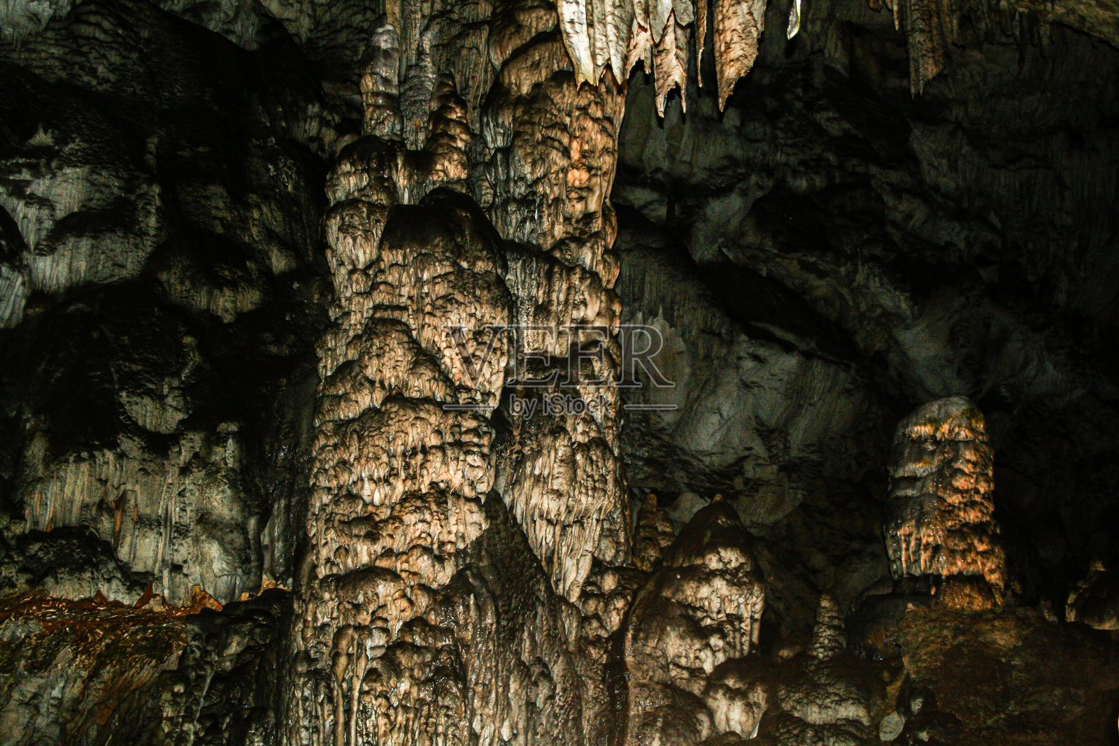 在山洞里照片摄影图片