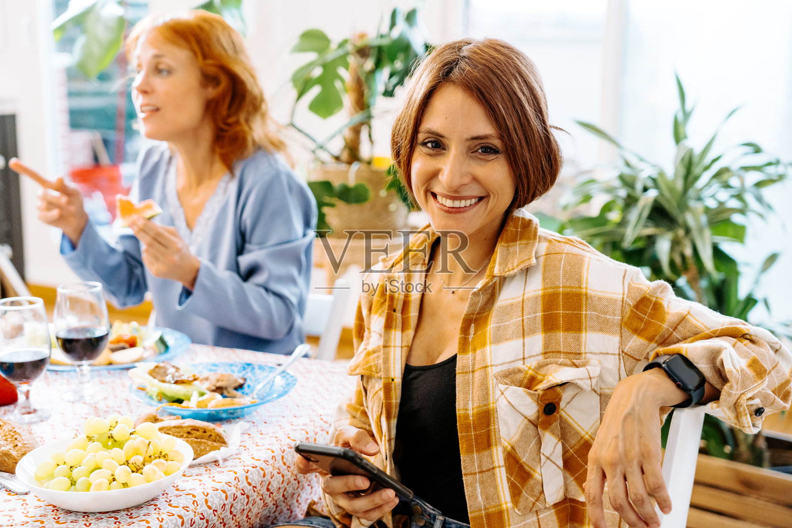 一群朋友享受着美酒佳肴的节日家庭聚会照片摄影图片
