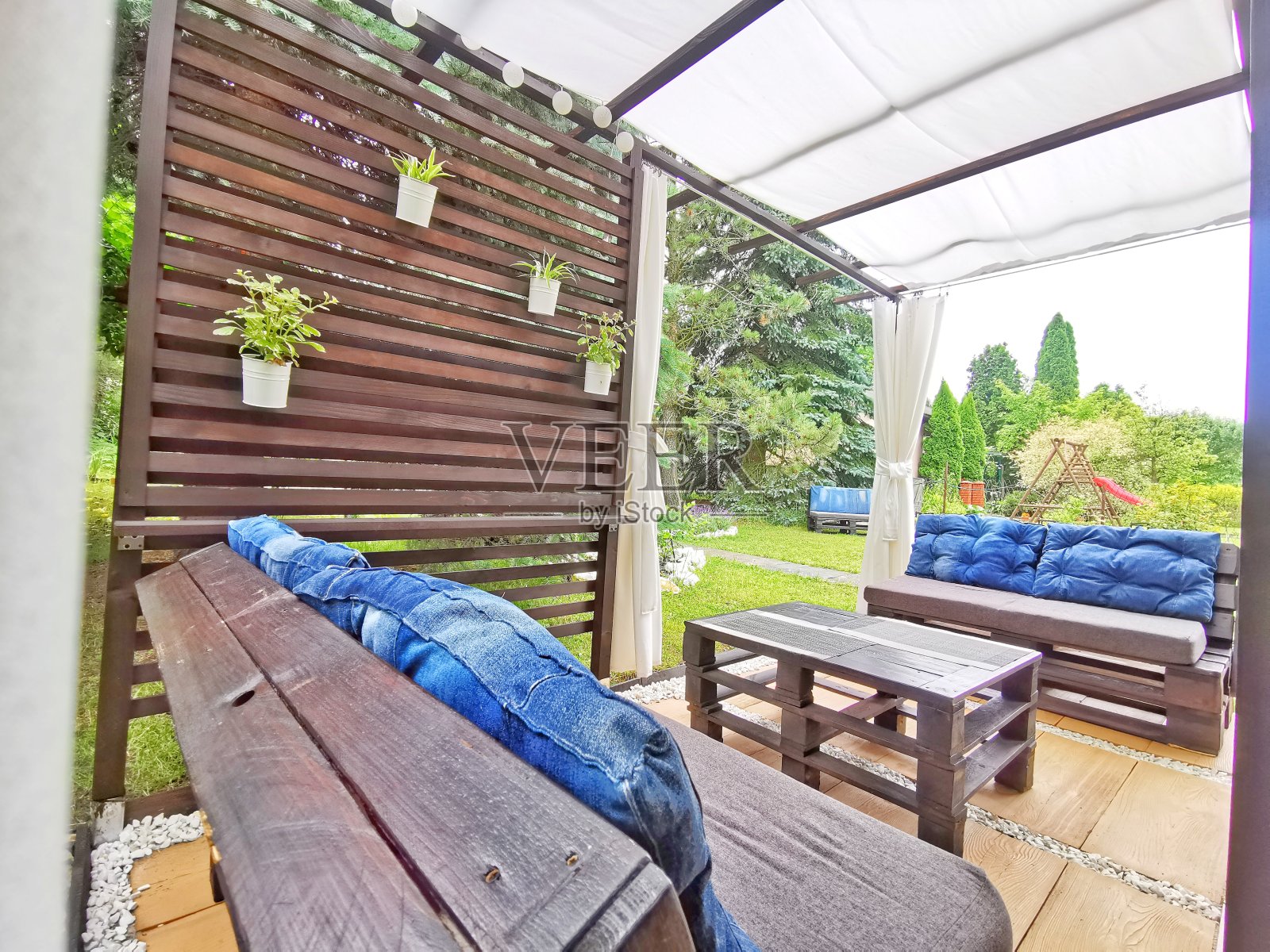 露台上的地块鲜花和屋顶的地方,夏天休息照片摄影图片