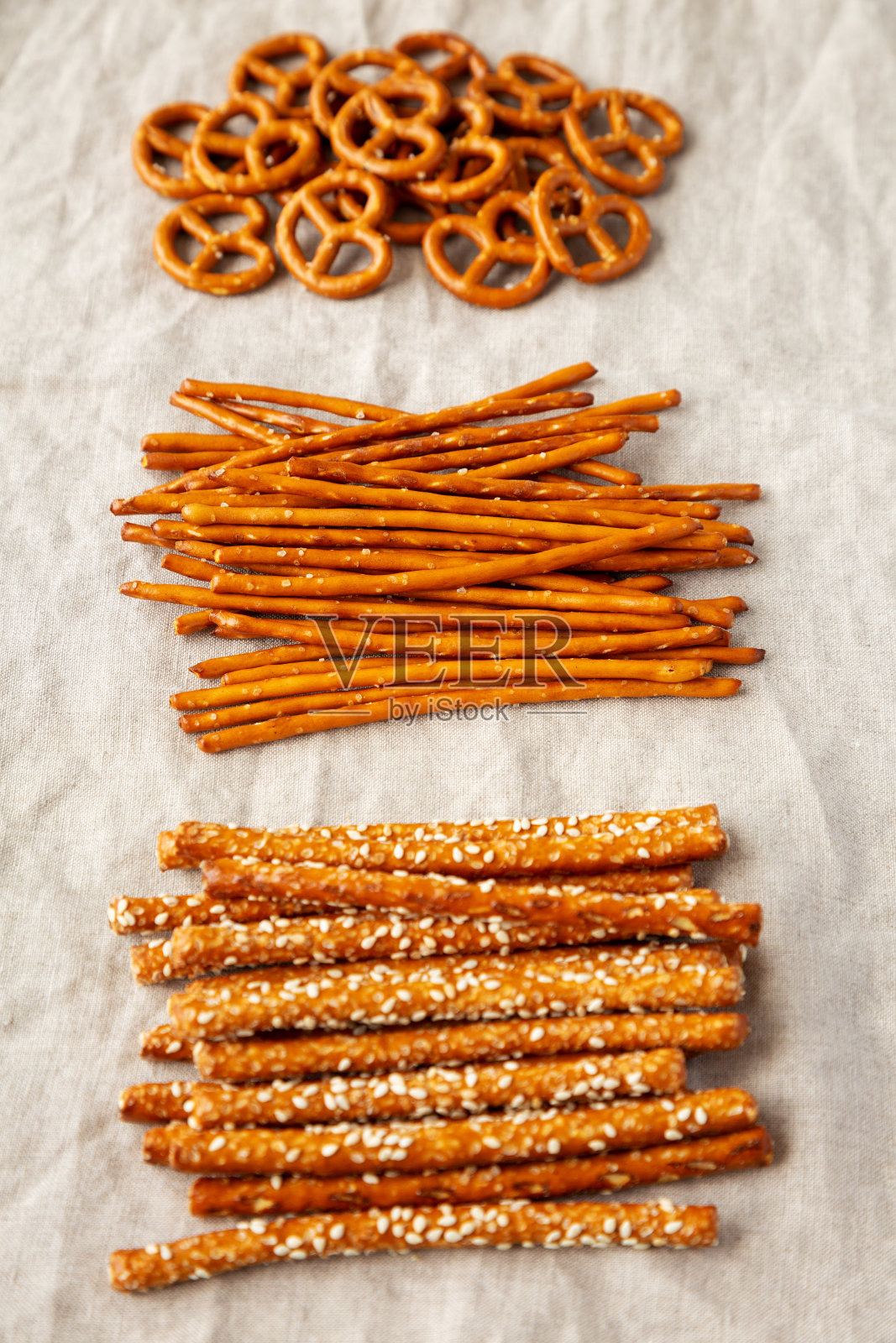 脆咸烤椒盐脆饼棒,椒盐脆饼棒和椒盐脆饼,侧面视图。照片摄影图片