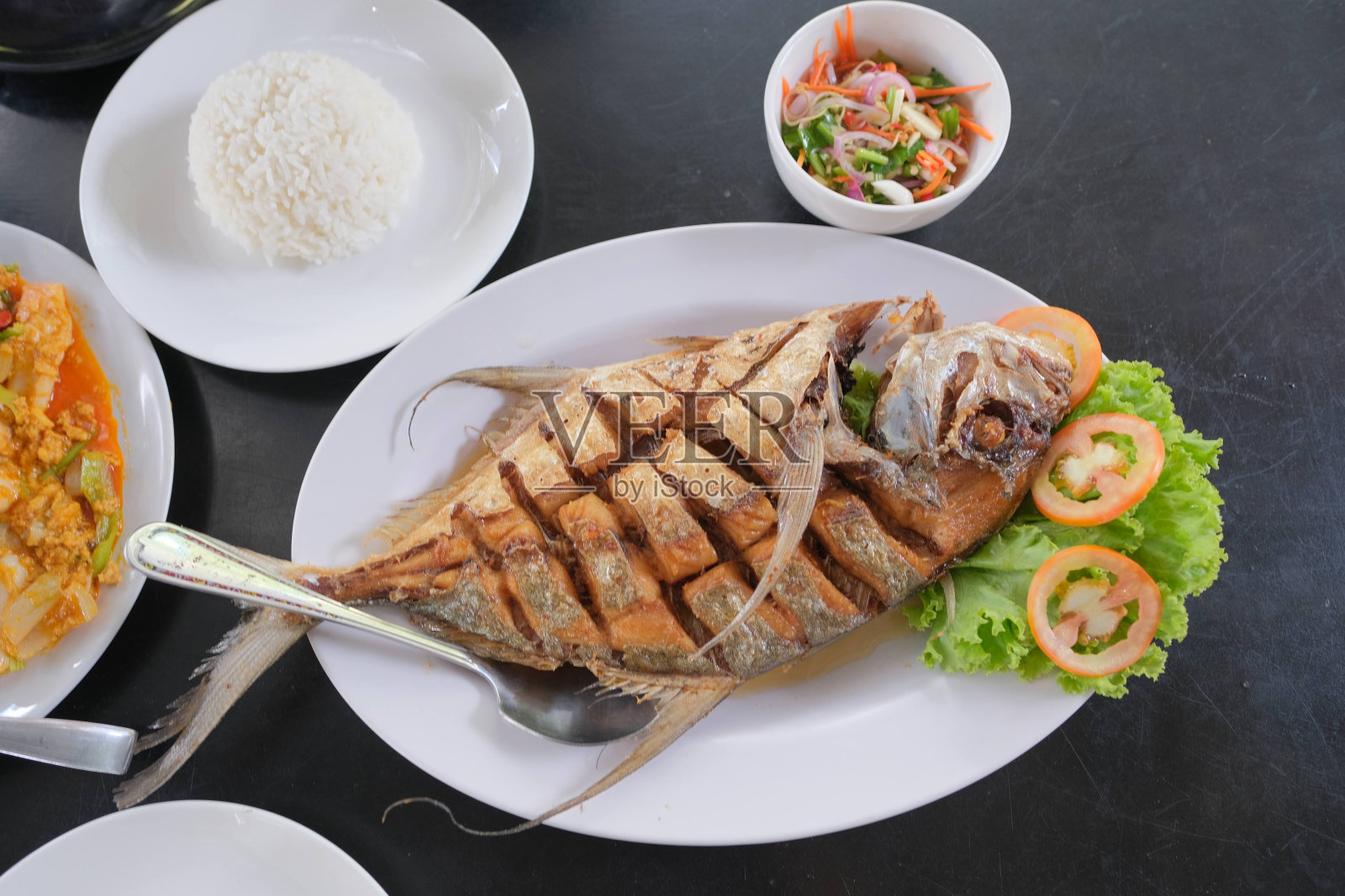 深烧鱼蘸酱配一盘米饭照片摄影图片