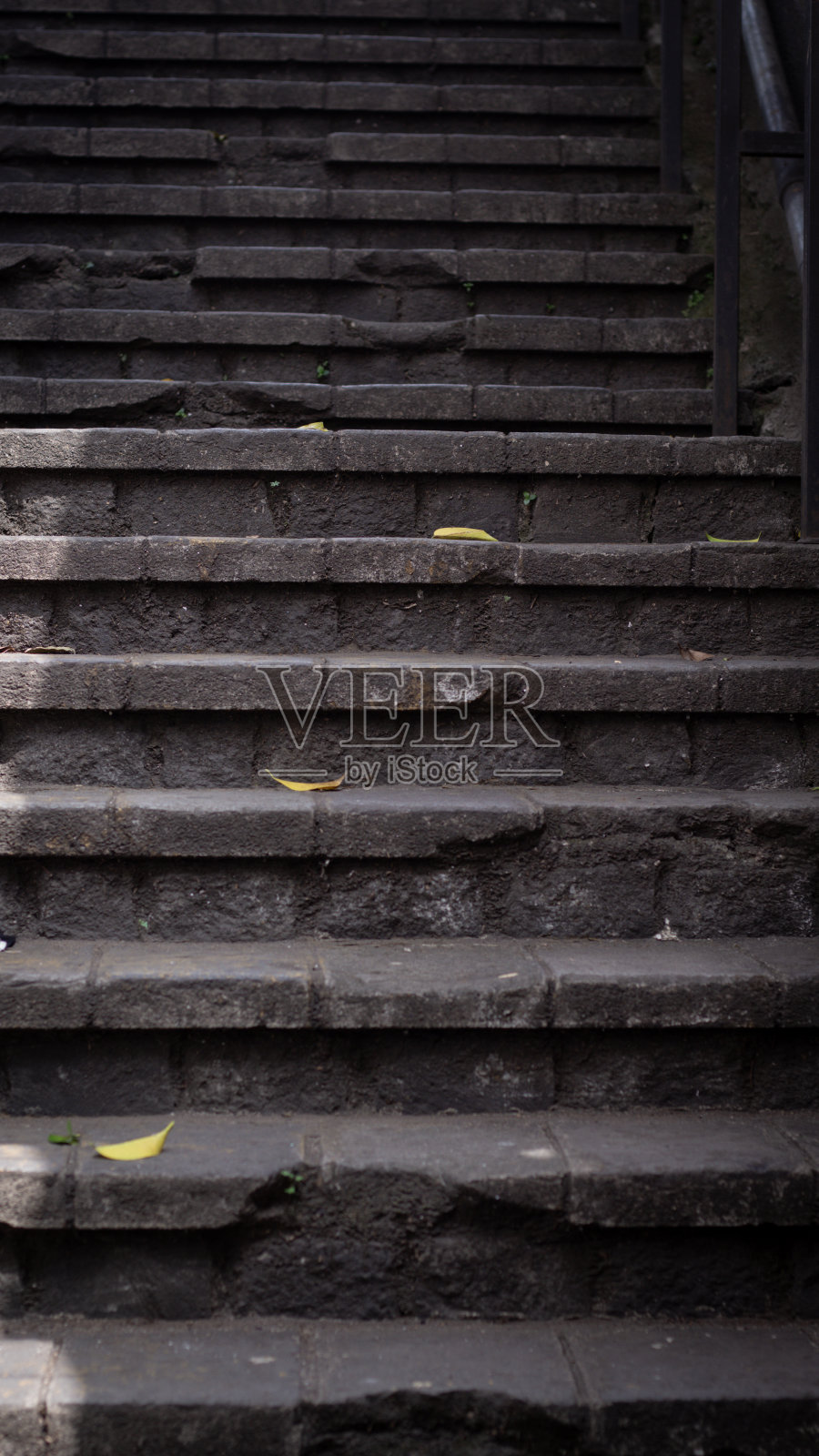 一系列精心设计的人行台阶让行人可以轻松安全地穿过景观照片摄影图片