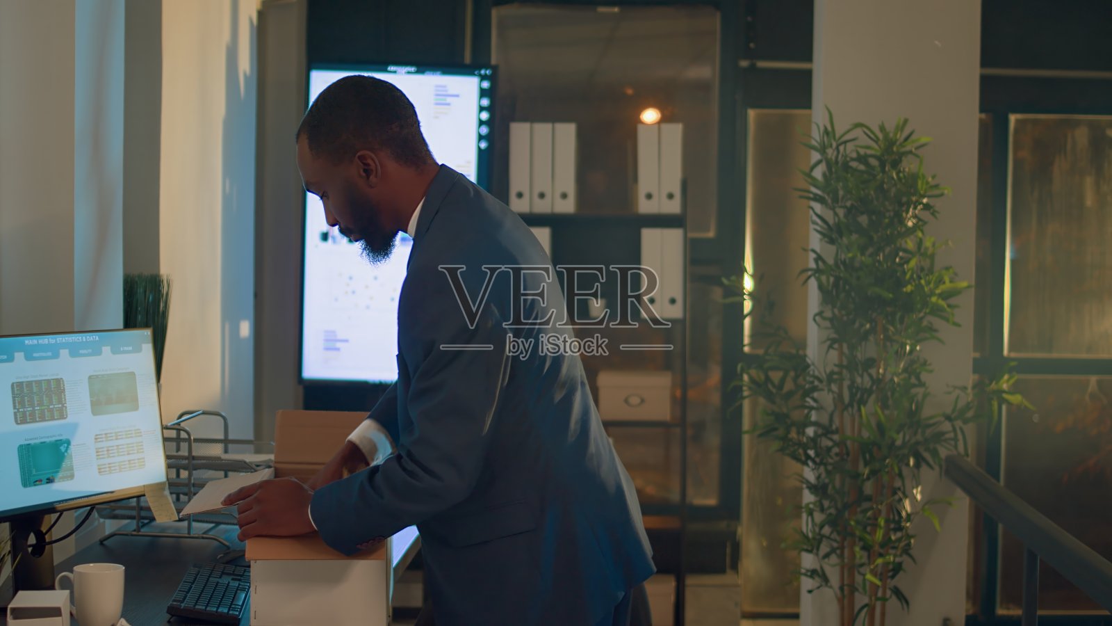 被解雇的商人得到安慰照片摄影图片