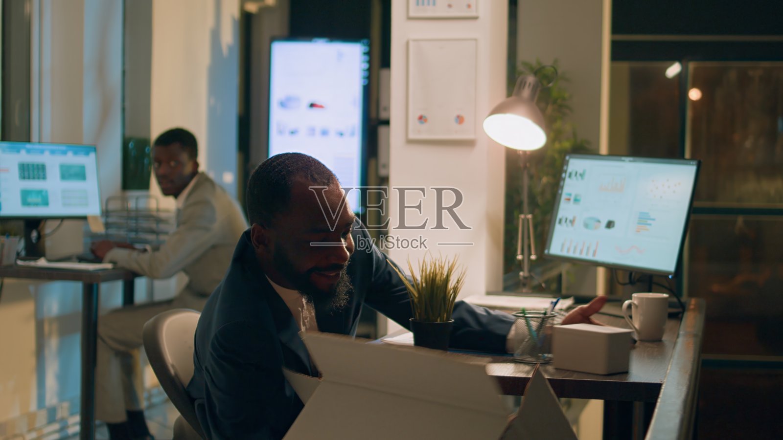 商人兴奋地辞职照片摄影图片