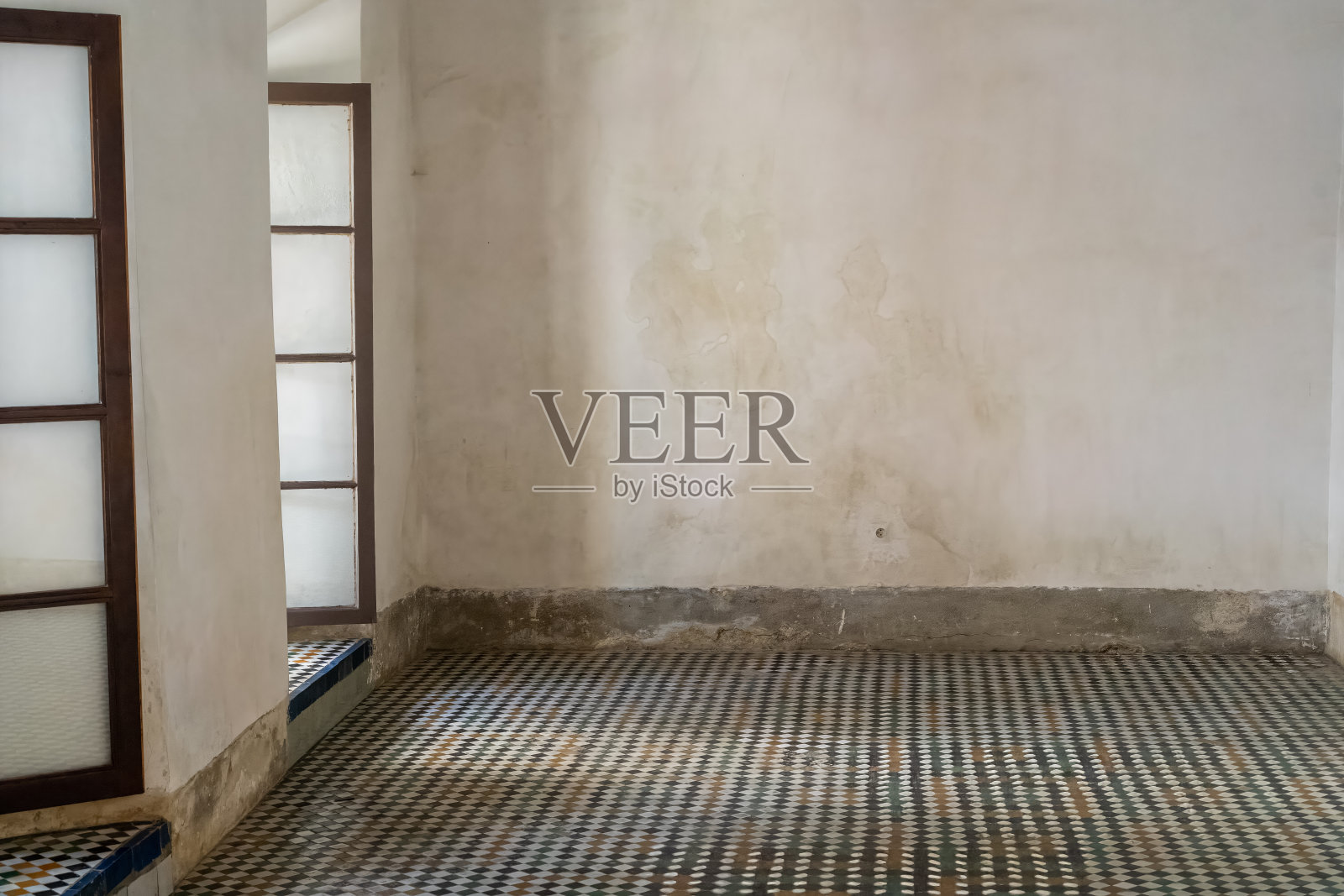 光线从窗户进入空房间照片摄影图片