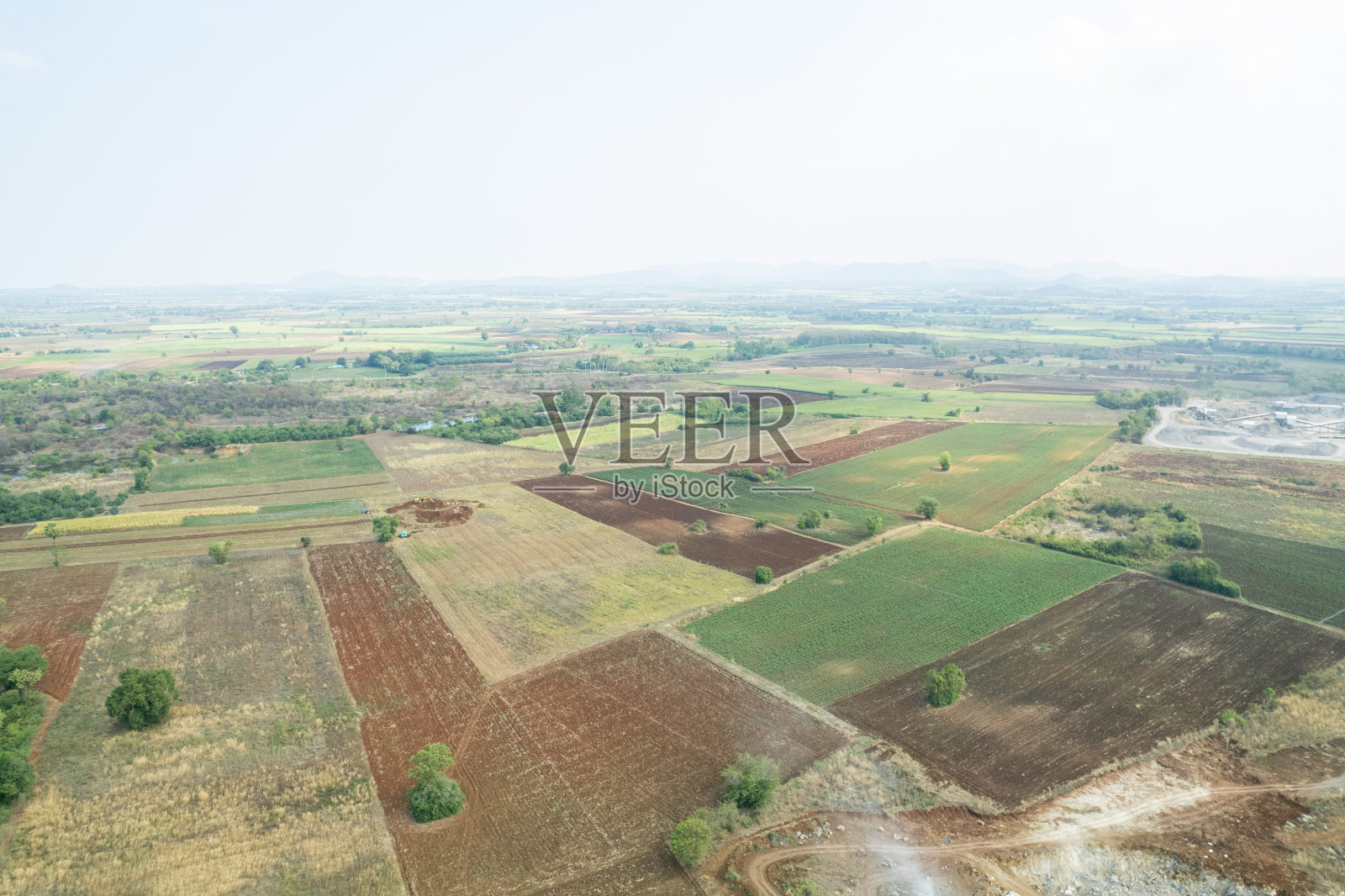 无人机拍摄的稻田鸟瞰图,景观绿色图案自然背景,俯视图稻田照片摄影图片