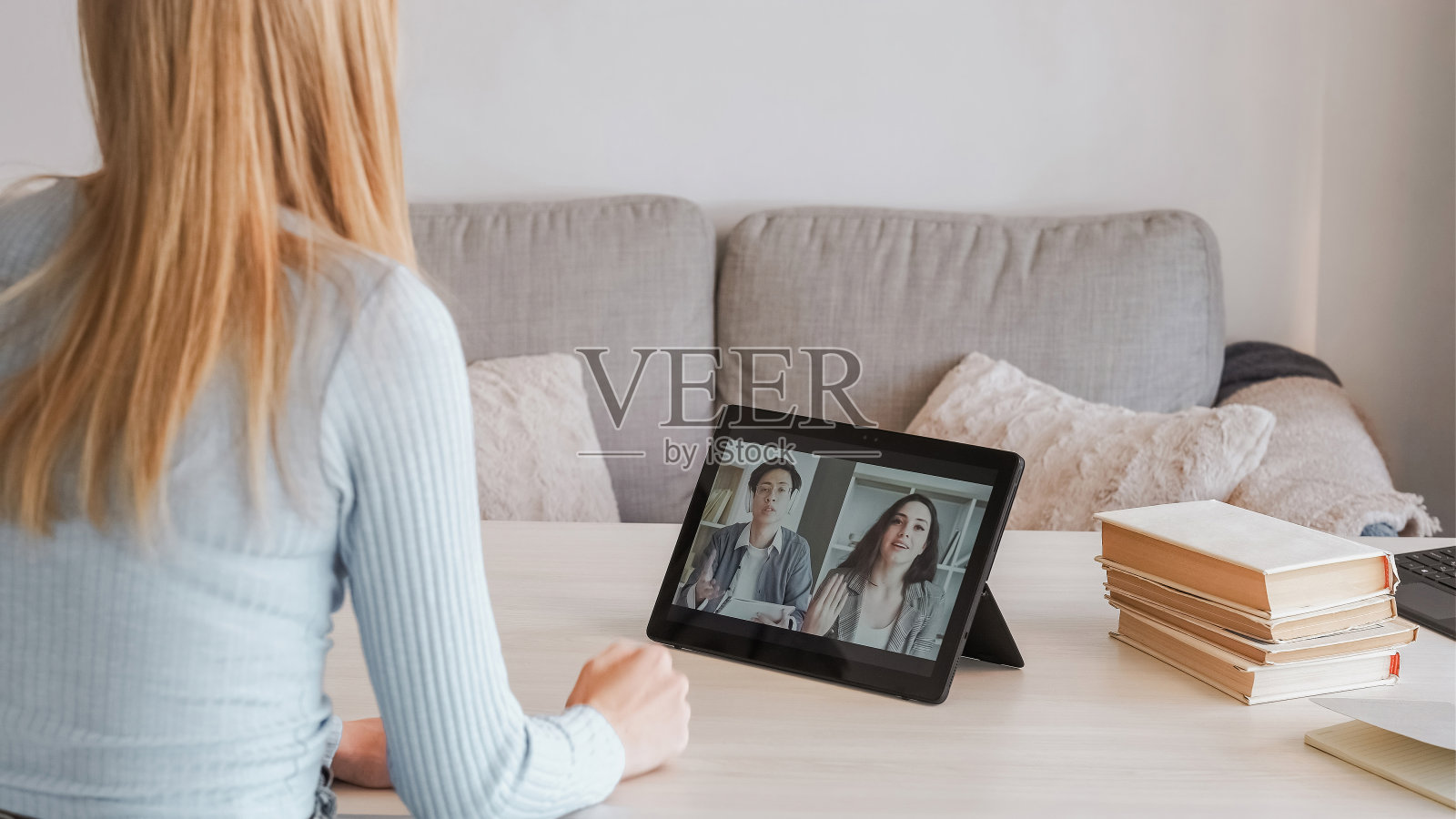 视频会议在线团队合作女同事照片摄影图片