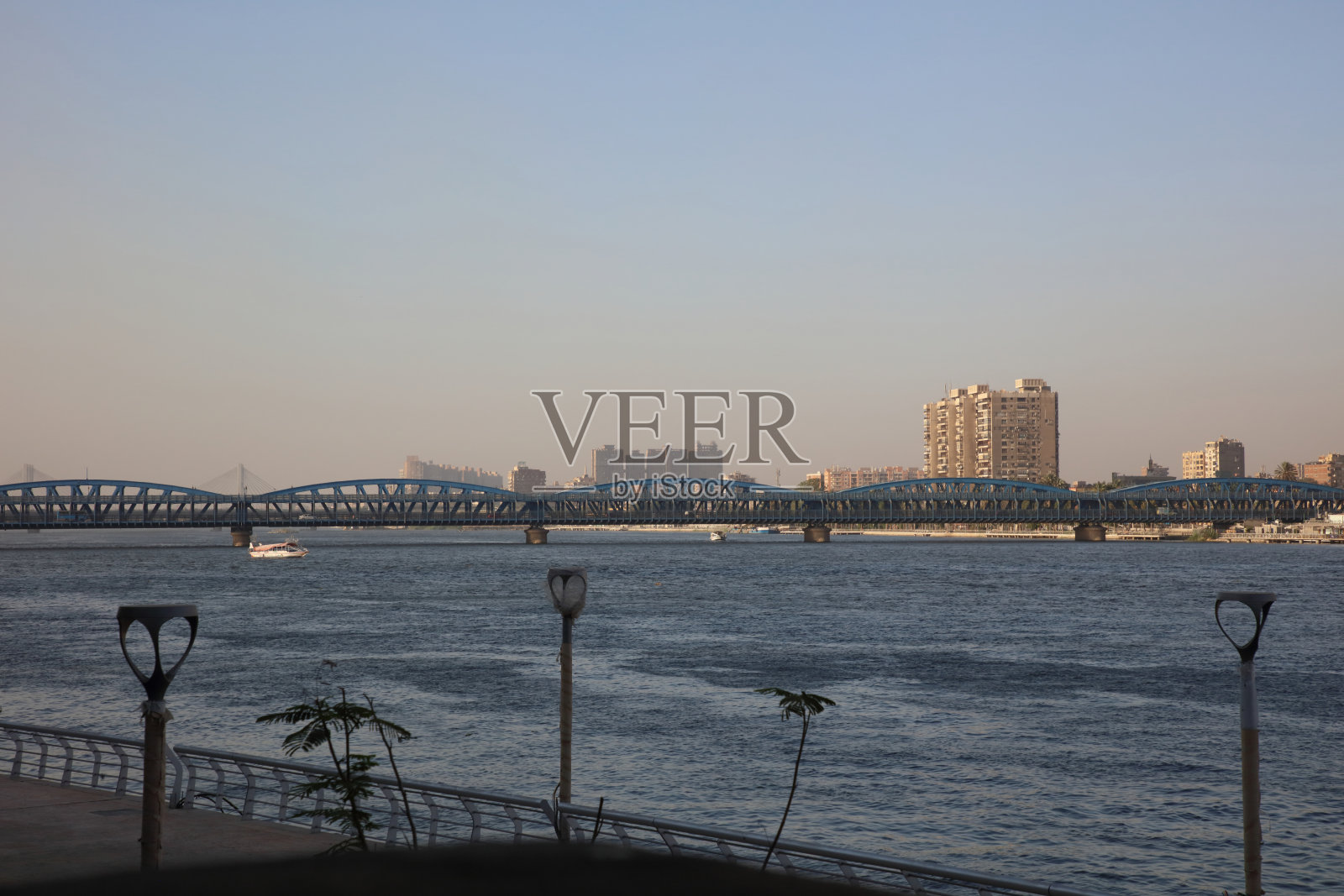 尼罗河和伊姆巴巴钢桥照片摄影图片