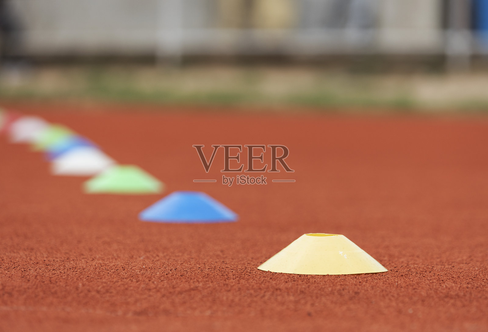 轨道上的锥体照片摄影图片