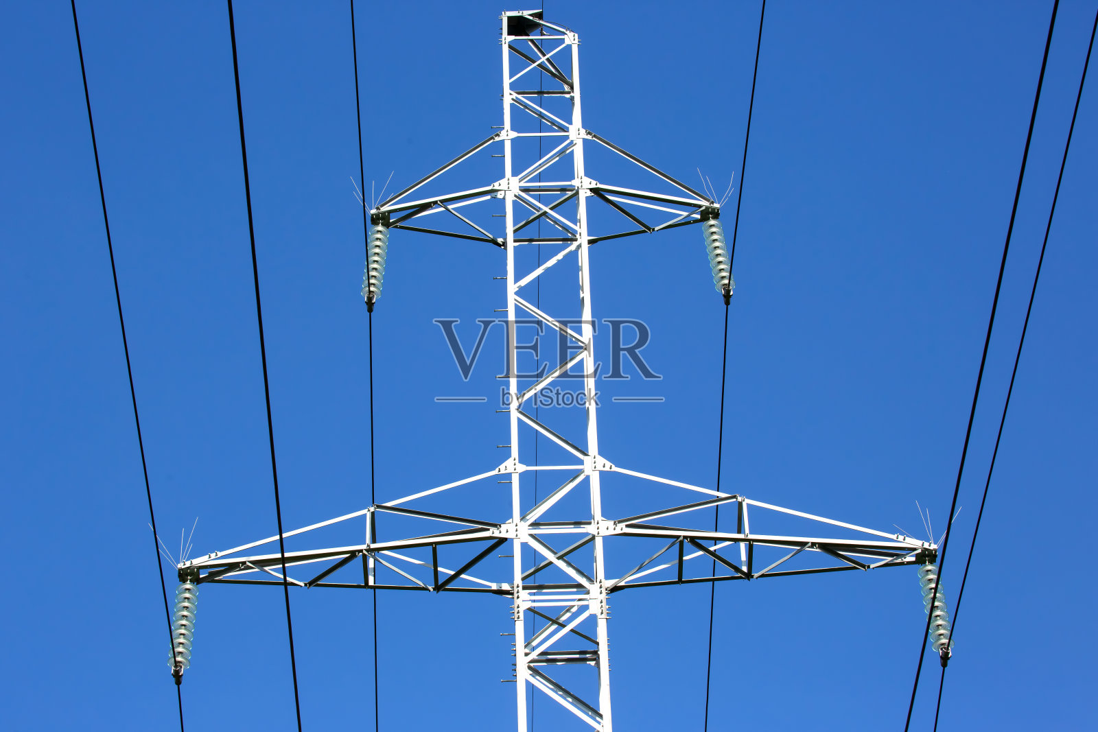 在蓝天的背景下,有电压的输电电线的电塔。高压塔。带电线的输电线路支架。能源产业。照片摄影图片