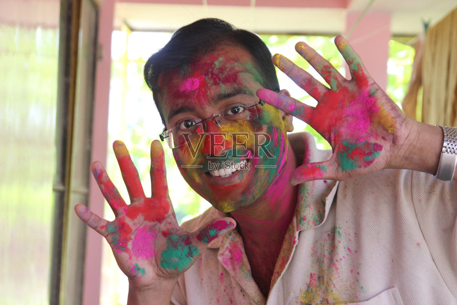 一个30多岁的印度男孩,脸上充满了活力,看着镜头,微笑着照片摄影图片