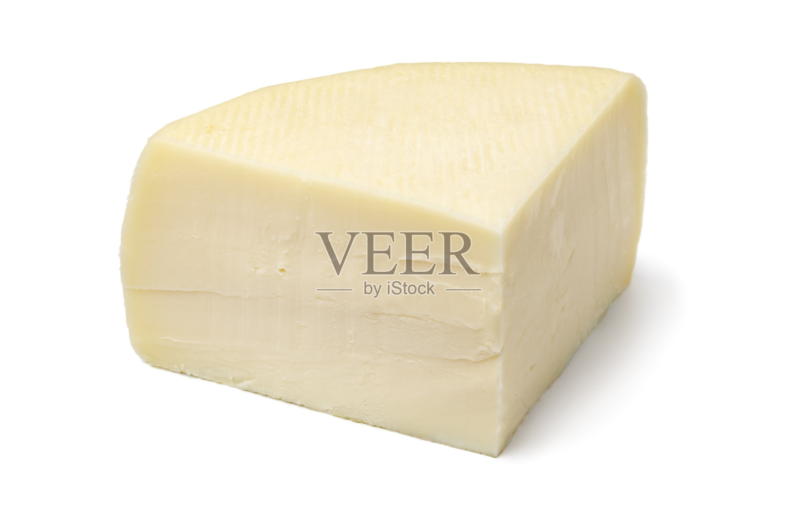 一块手工制作的半软意大利贝尔佩斯奶酪,白色背景照片摄影图片