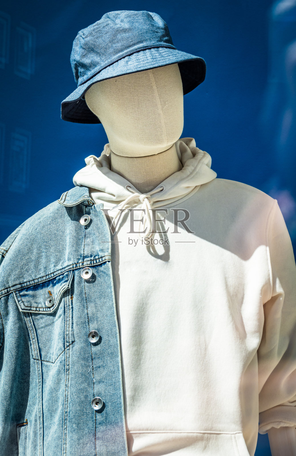 商店橱窗里典型的人体模型照片摄影图片